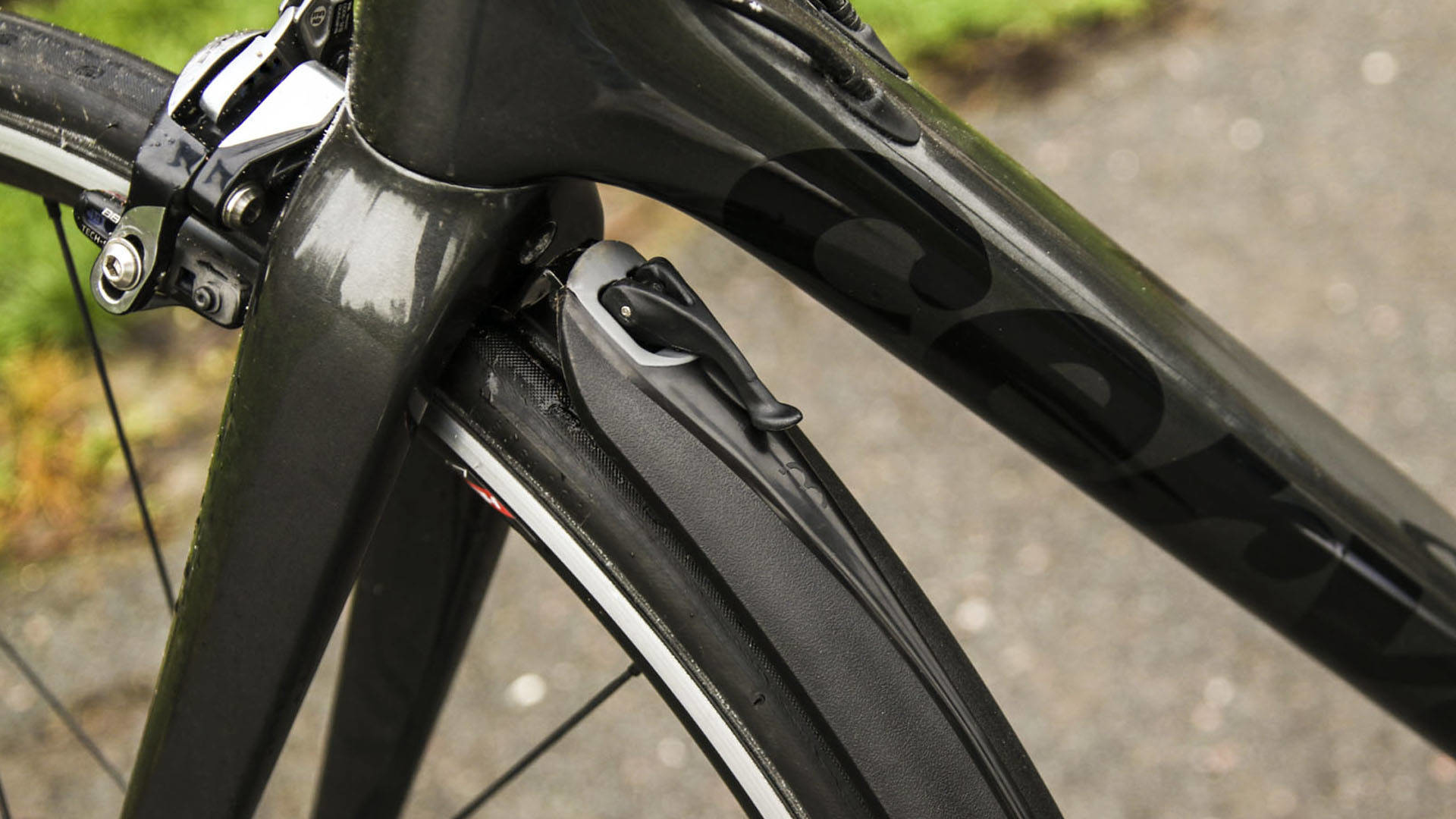 Zbliżenie roweru i jego czarnego błotnika. Jest zamontowany w pobliżu opony, pod ramą.