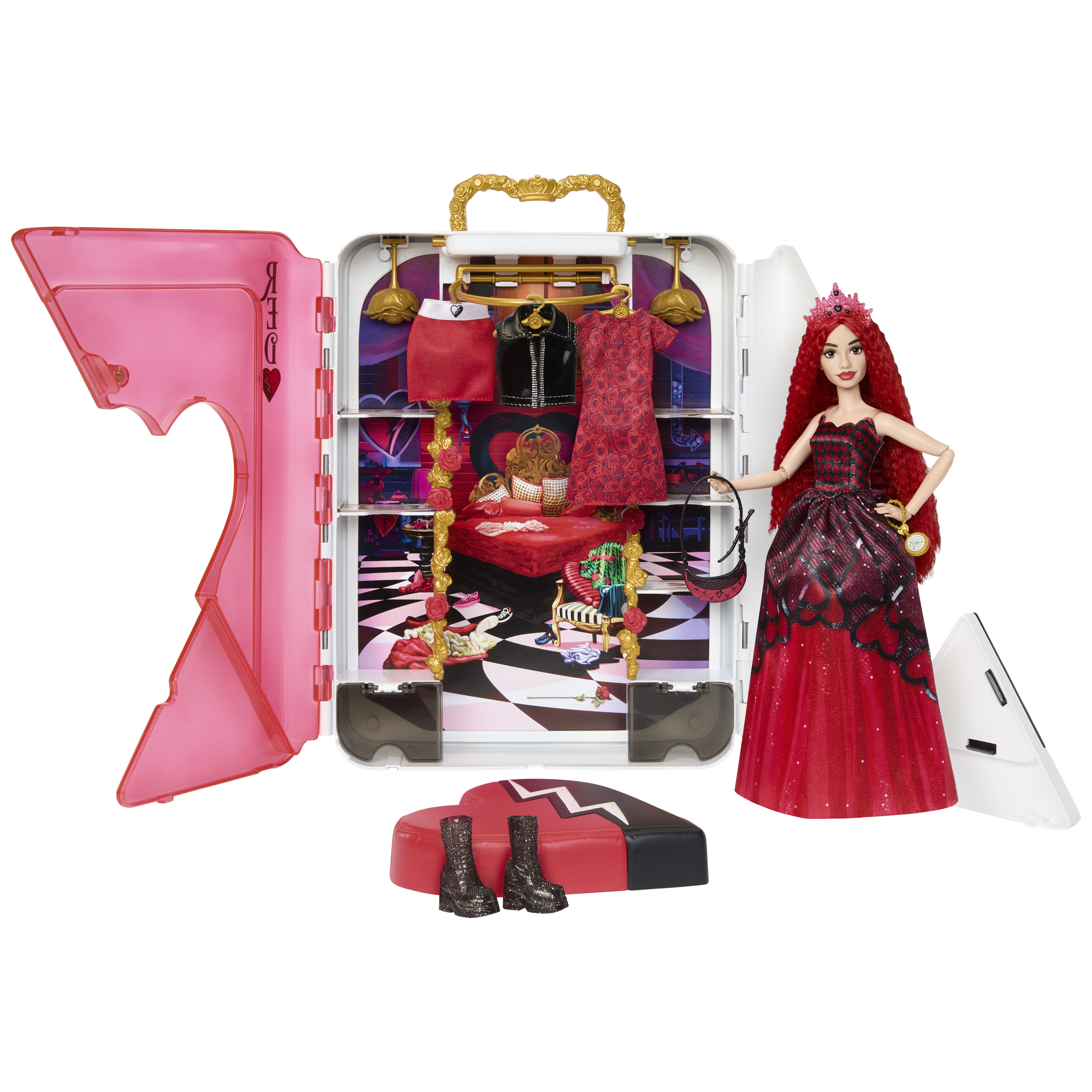 Lalka w czerwonej sukience z walizką, akcesoria, w tym buty i biżuteria.