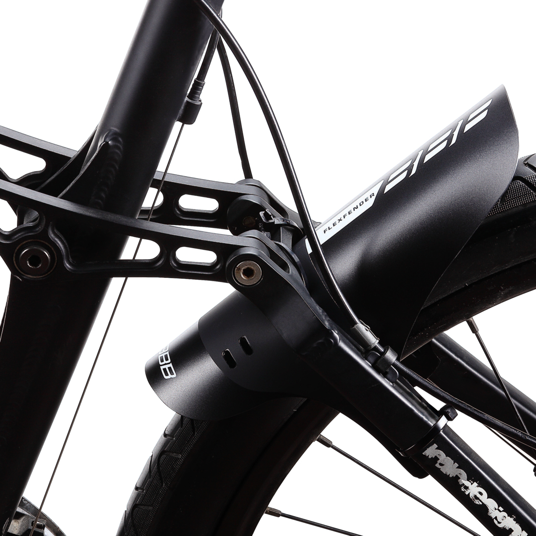 Schwarzer Fahrradkotflügel, der an einem Fahrradrahmen montiert ist. Er hat ein Etikett mit Text.