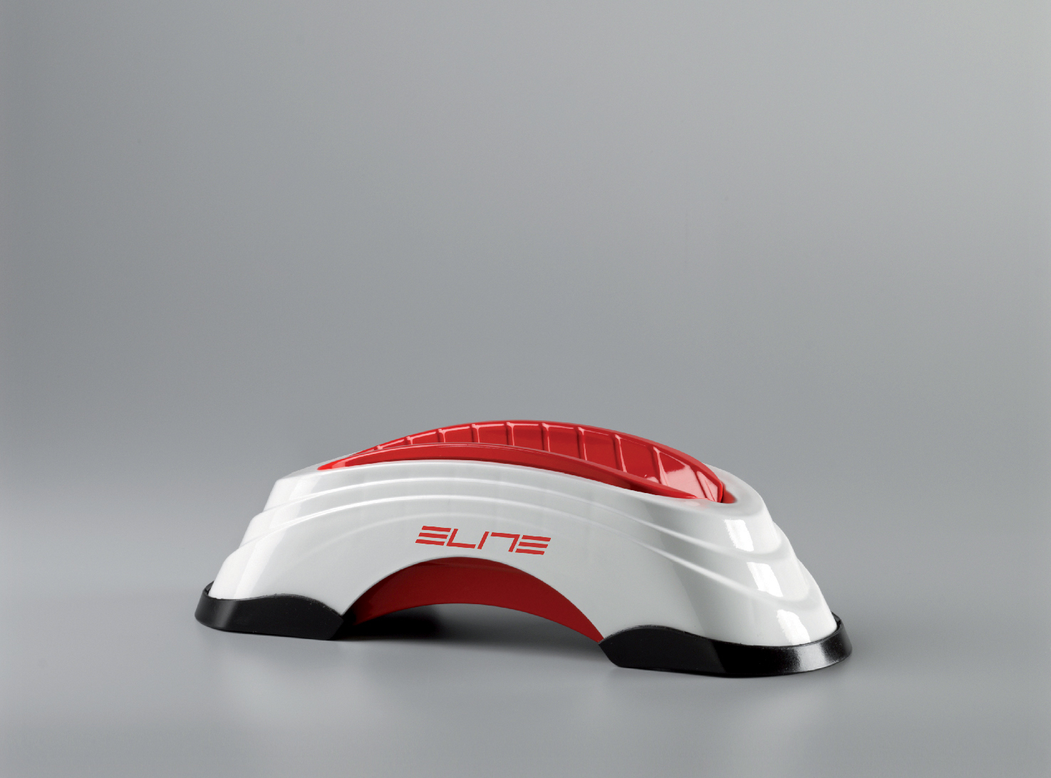 Biało-czerwona pomoc treningowa do kolarstwa. Marka to Elite.