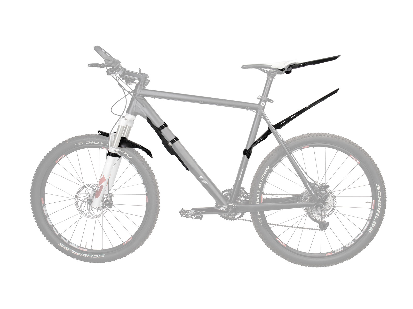 Rower górski z czarnymi błotnikami. Rower jest szary, błotniki i rama czarne. Białe tło.