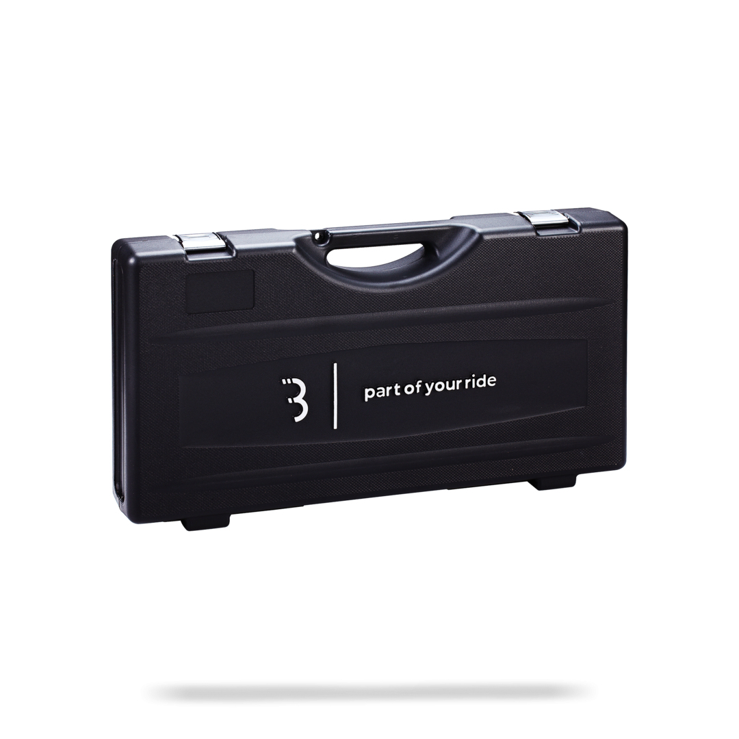 Czarna skrzynka narzędziowa, zamknięta, z napisem '3 | part of your ride' na pokrywie.