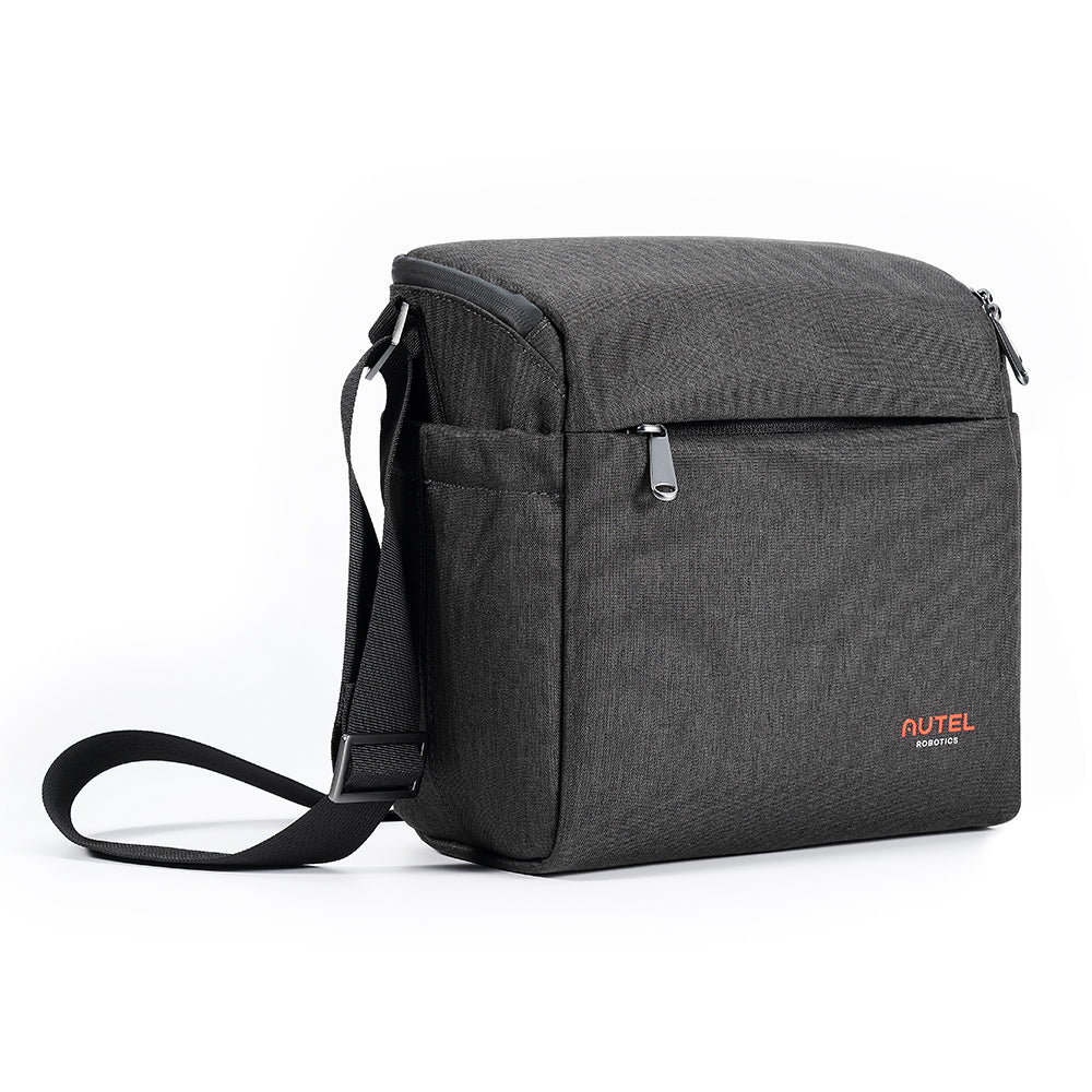 Borsa a tracolla nera Autel Robotics con logo arancione. Sfondo bianco.
