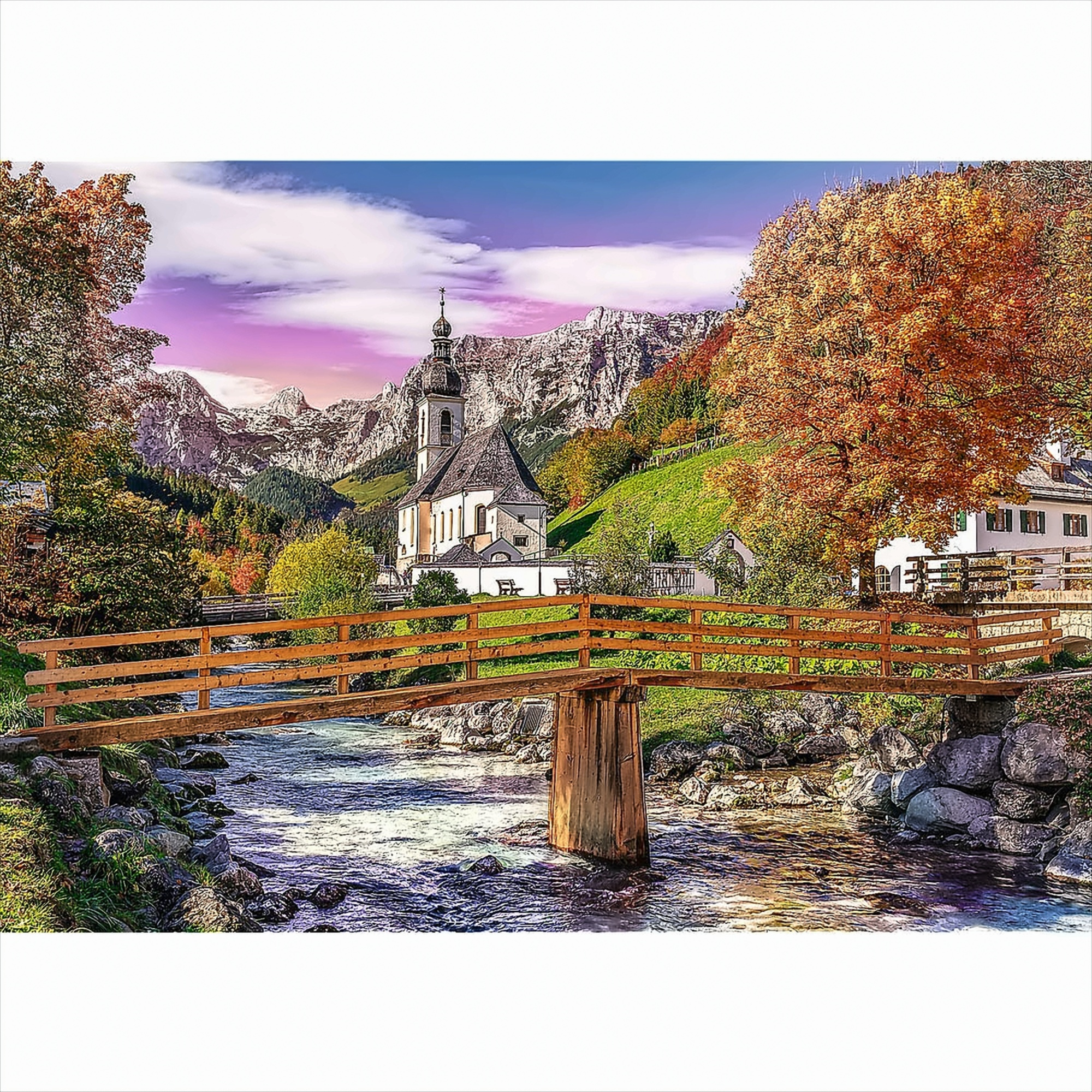 Un ponte di legno su un torrente con chiesa, montagne e alberi colorati.