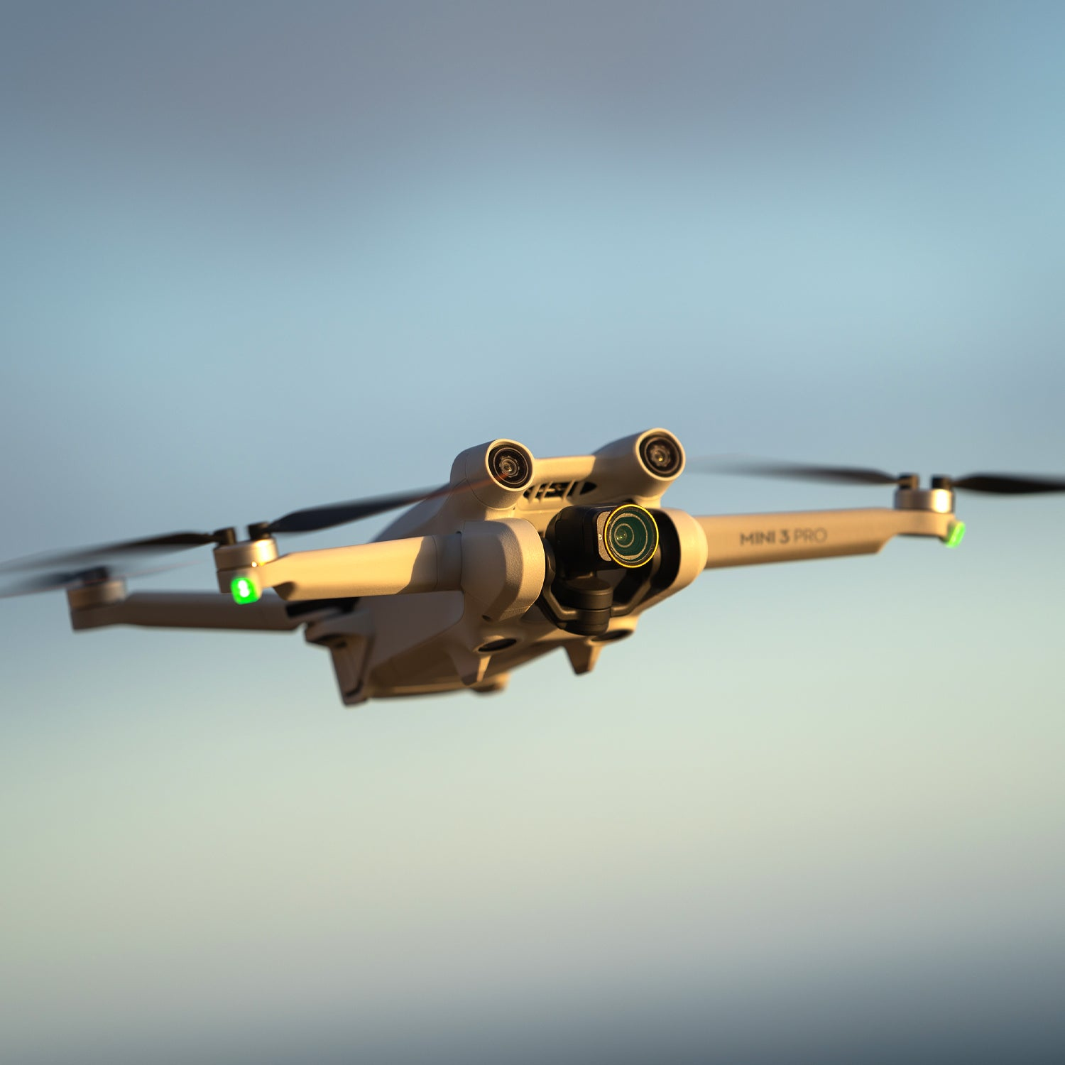 Dron latający na czystym niebie. Dron jest biały i ma śmigła.