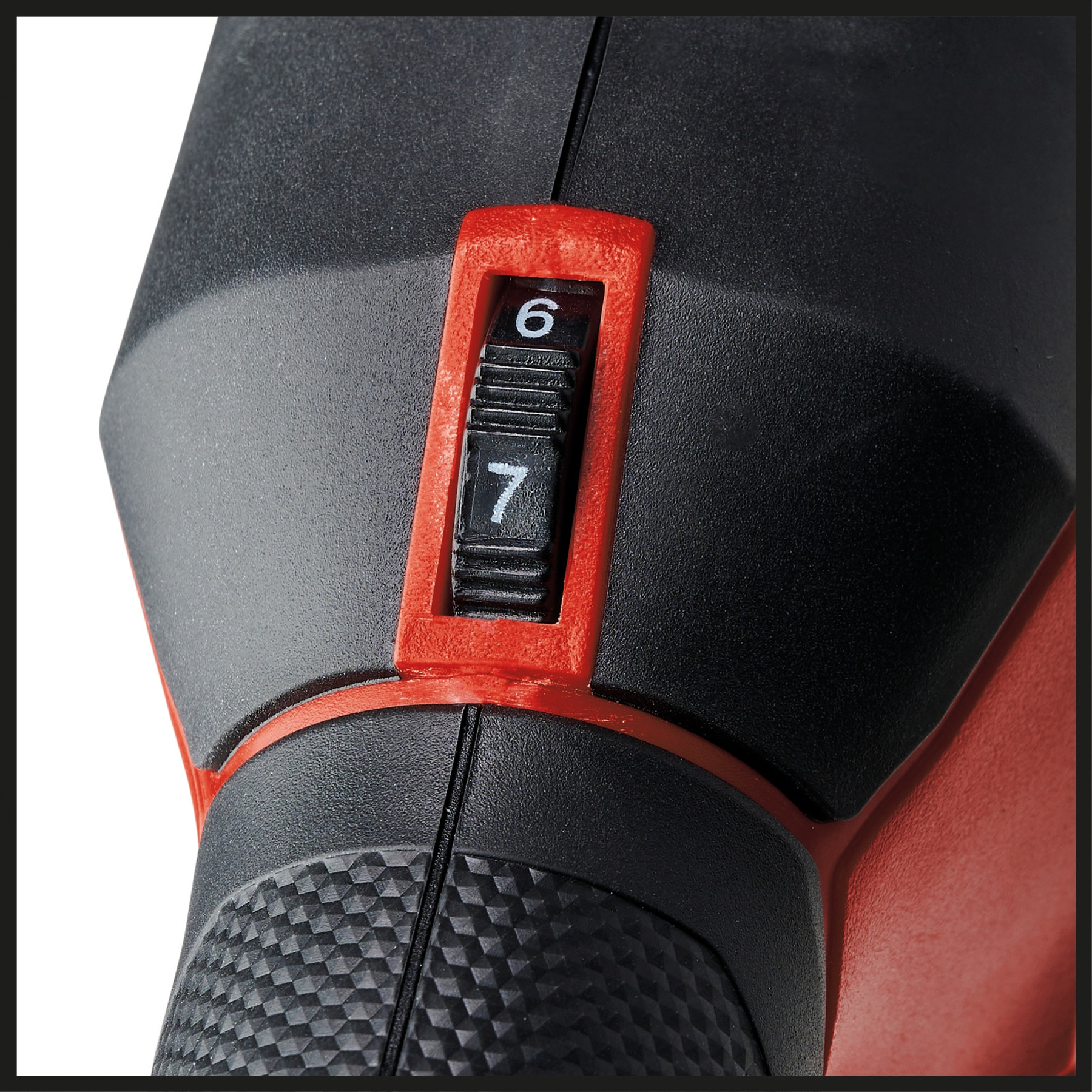 Primo piano del quadrante di un utensile elettrico rosso e nero. Numeri 6 e 7 visibili.