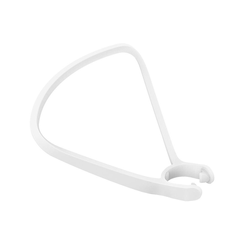 Uśmiechnięta dziewczyna z kolorowymi włosami i tatuażami. Ma tęczowe akcesoria do włosów i tatuaże na ramionach.