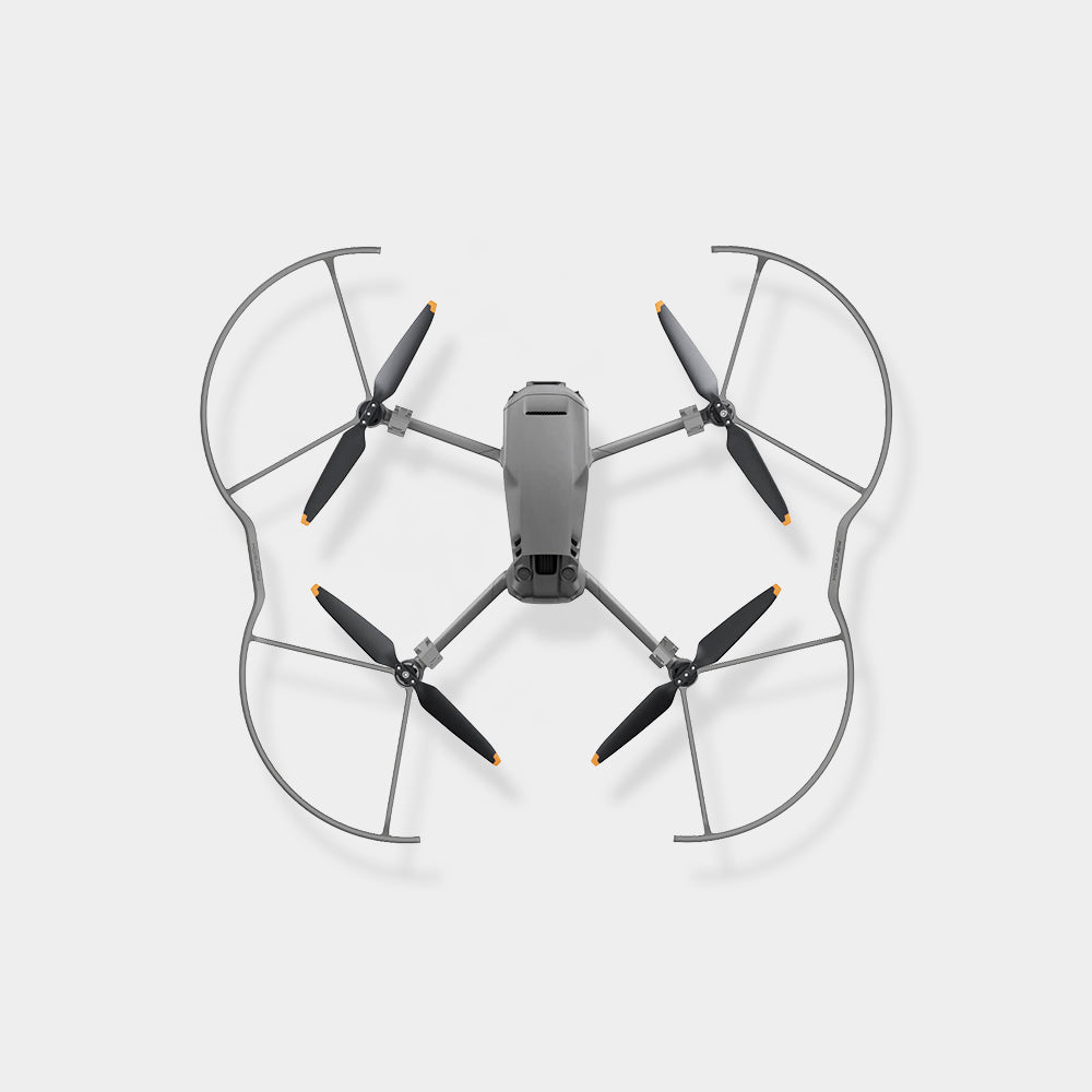 Dron ze śmigłami i osłonami śmigieł, widok z góry.