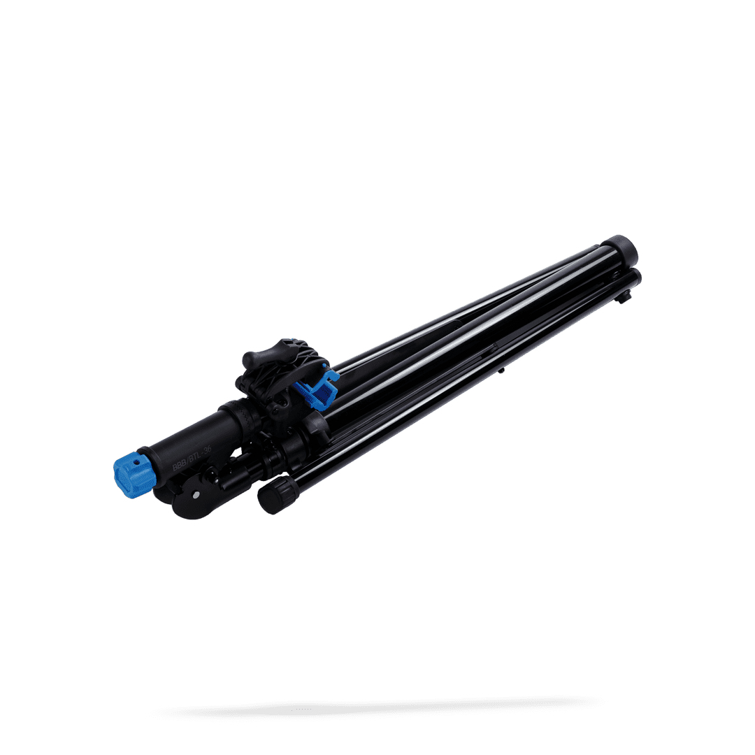 Czarny statyw na białym tle, z niebieskimi akcentami, widok z boku.