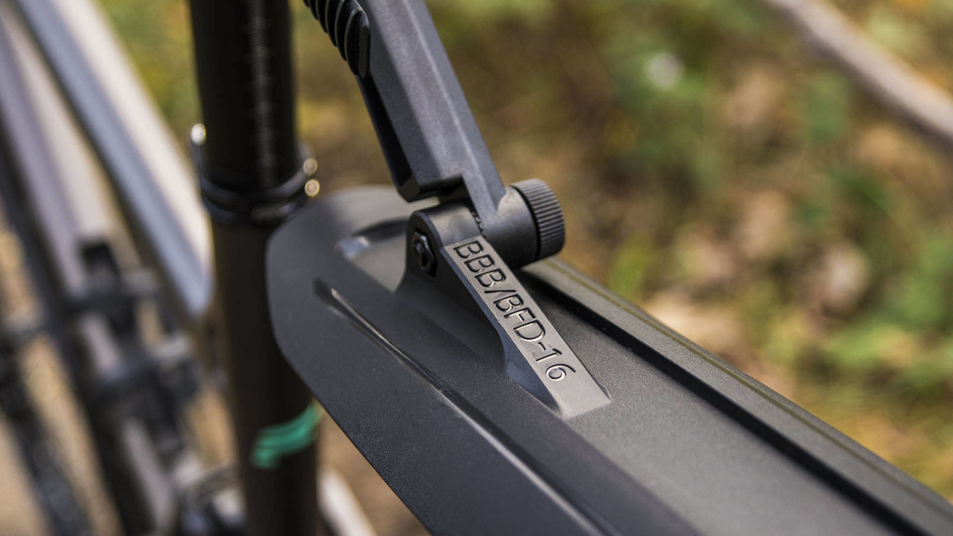 Czarny błotnik rowerowy z tekstem "BBB/BFD-16" na rozmytym tle.