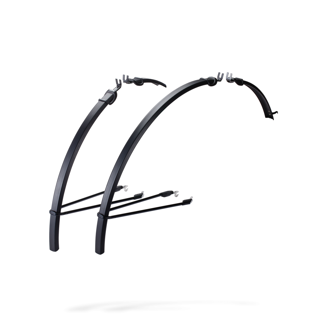 Dwa czarne błotniki rowerowe na białym tle.