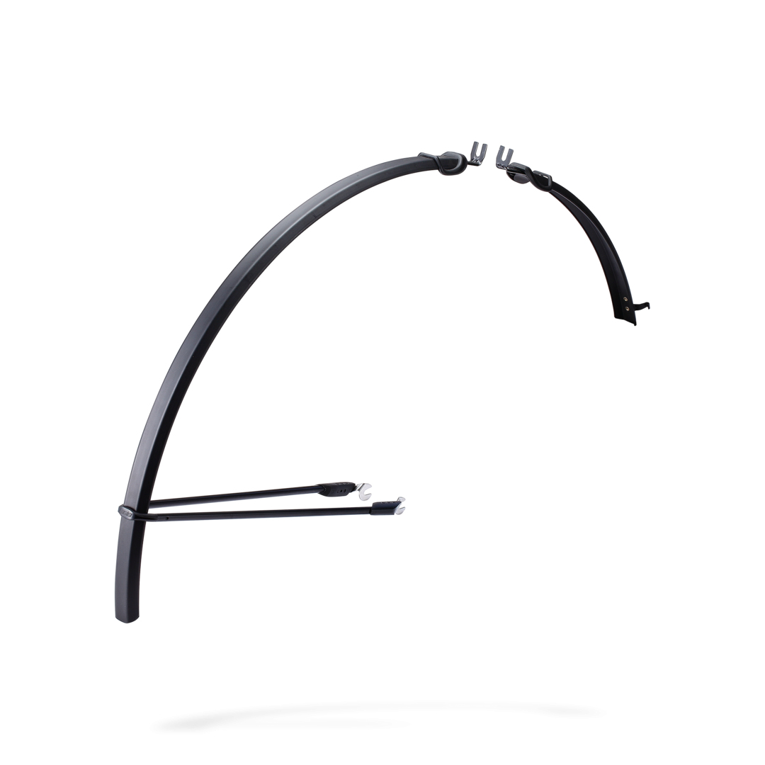 Dwa czarne błotniki rowerowe, zakrzywione, ze sprzętem montażowym. Białe tło.