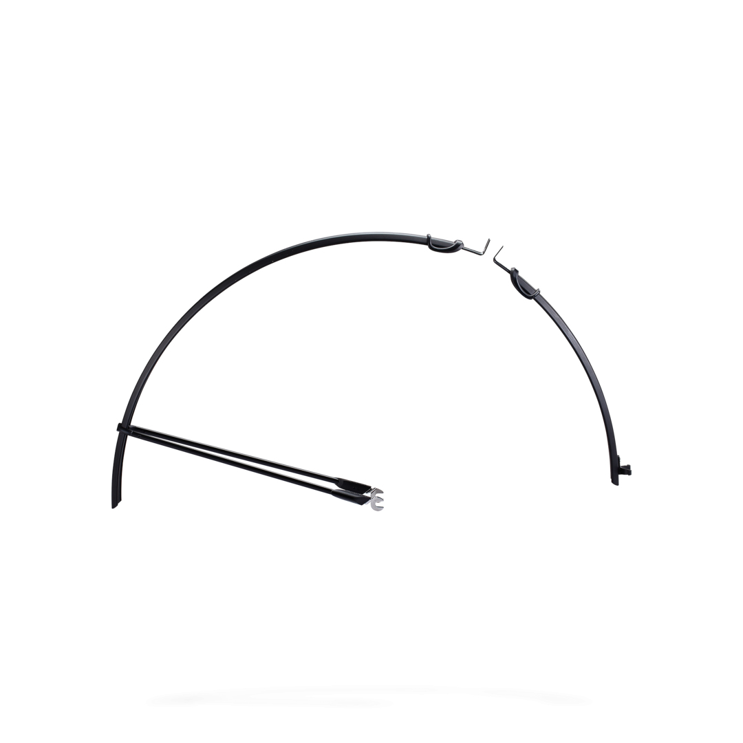 Czarne, zakrzywione części metalowe, białe tło.