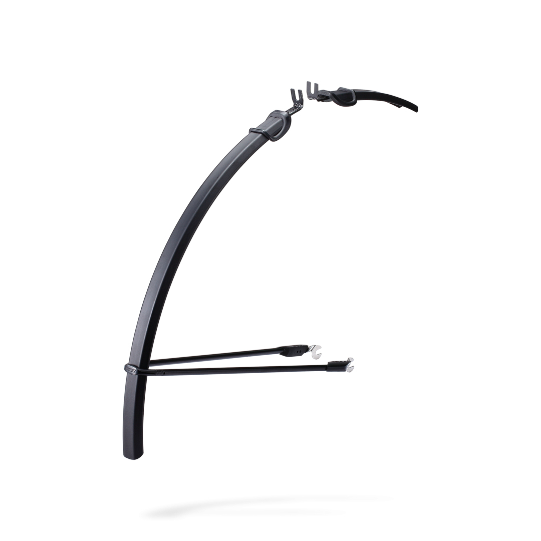 Czarny błotnik rowerowy o zakrzywionej konstrukcji, przymocowany do białego tła.