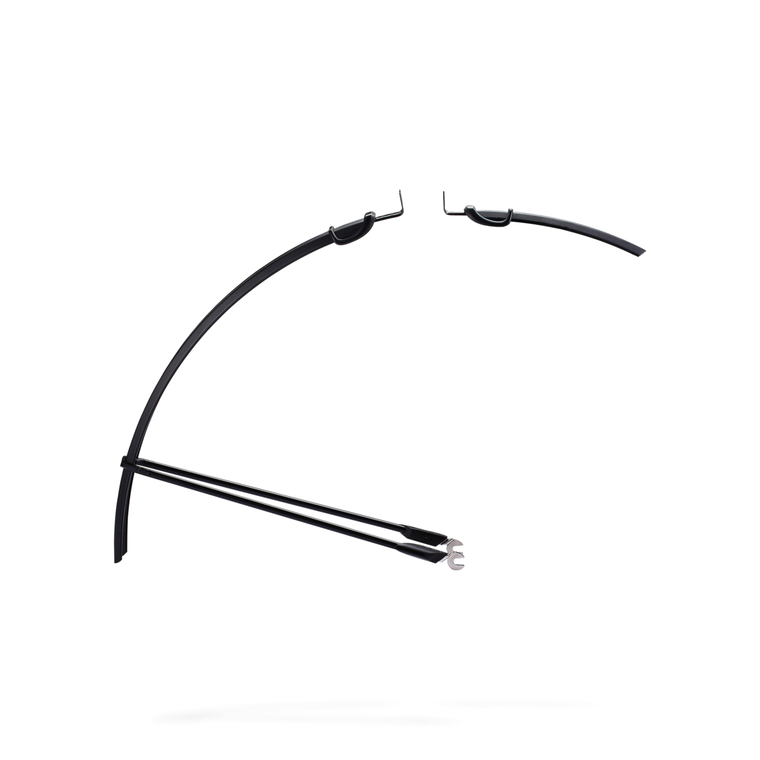 Czarne, zakrzywione części metalowe, białe tło.