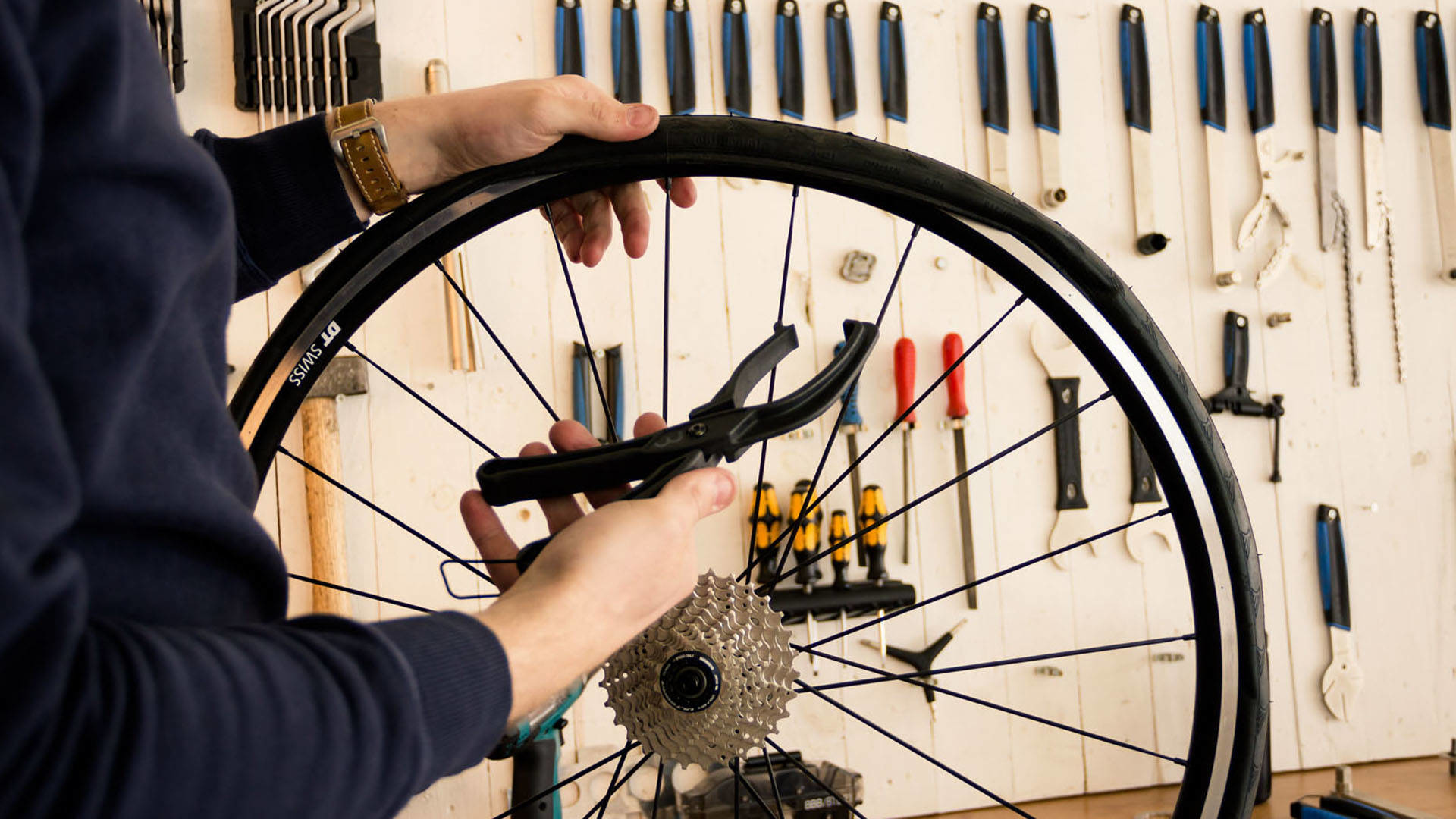 Etykieta energetyczna pralki, pokazująca efektywność energetyczną i inne specyfikacje.