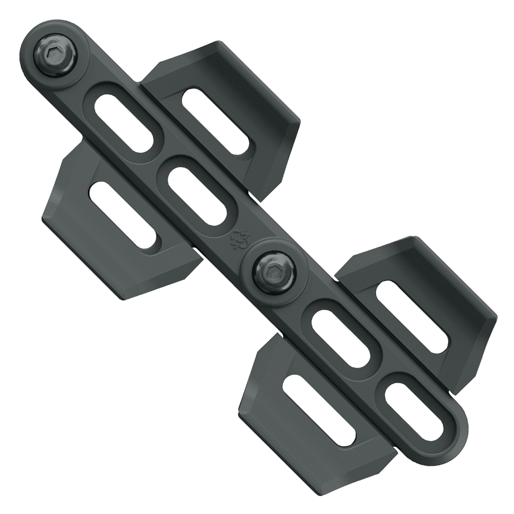 Widok z góry na mocowanie z dwoma otworami. Mocowanie jest przymocowane do czarnego elementu.