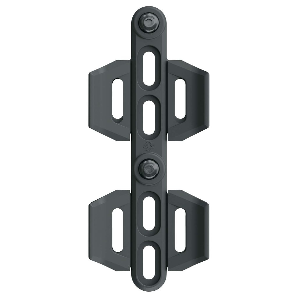 Ciemnoszary metalowy wspornik z prostokątnymi wycięciami i dwiema śrubami.