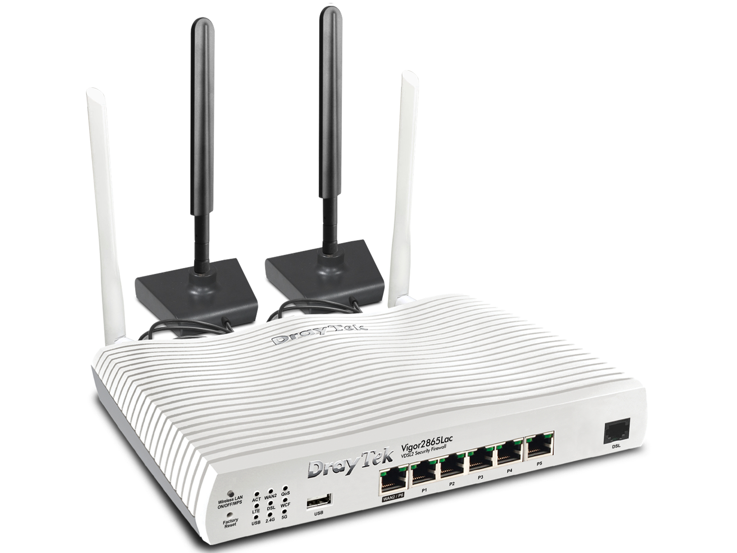 Router bianco con due antenne nere e due antenne bianche più piccole. Sfondo bianco.