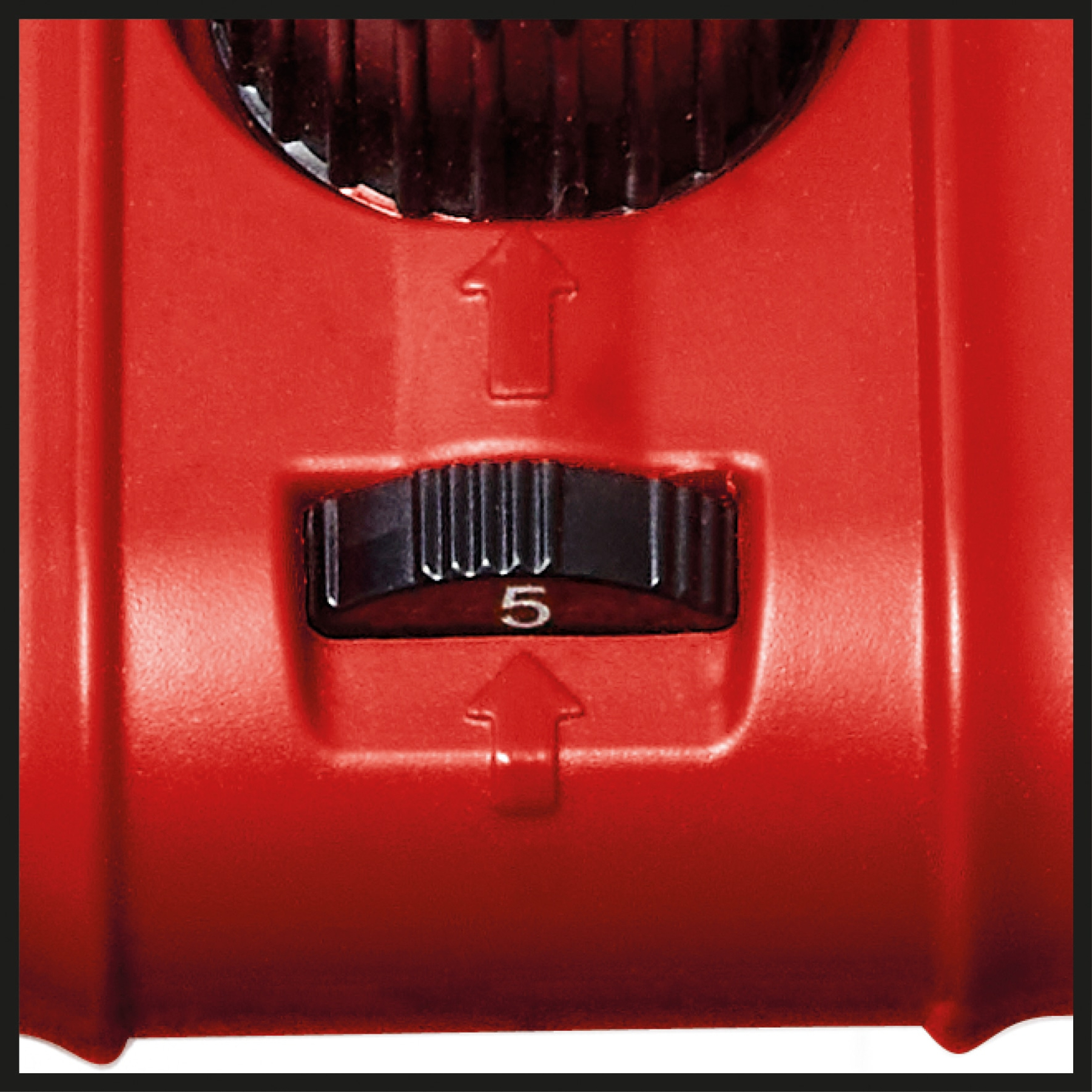 Zbliżenie czerwonego panelu sterowania z czarnym pokrętłem z numerem 5.