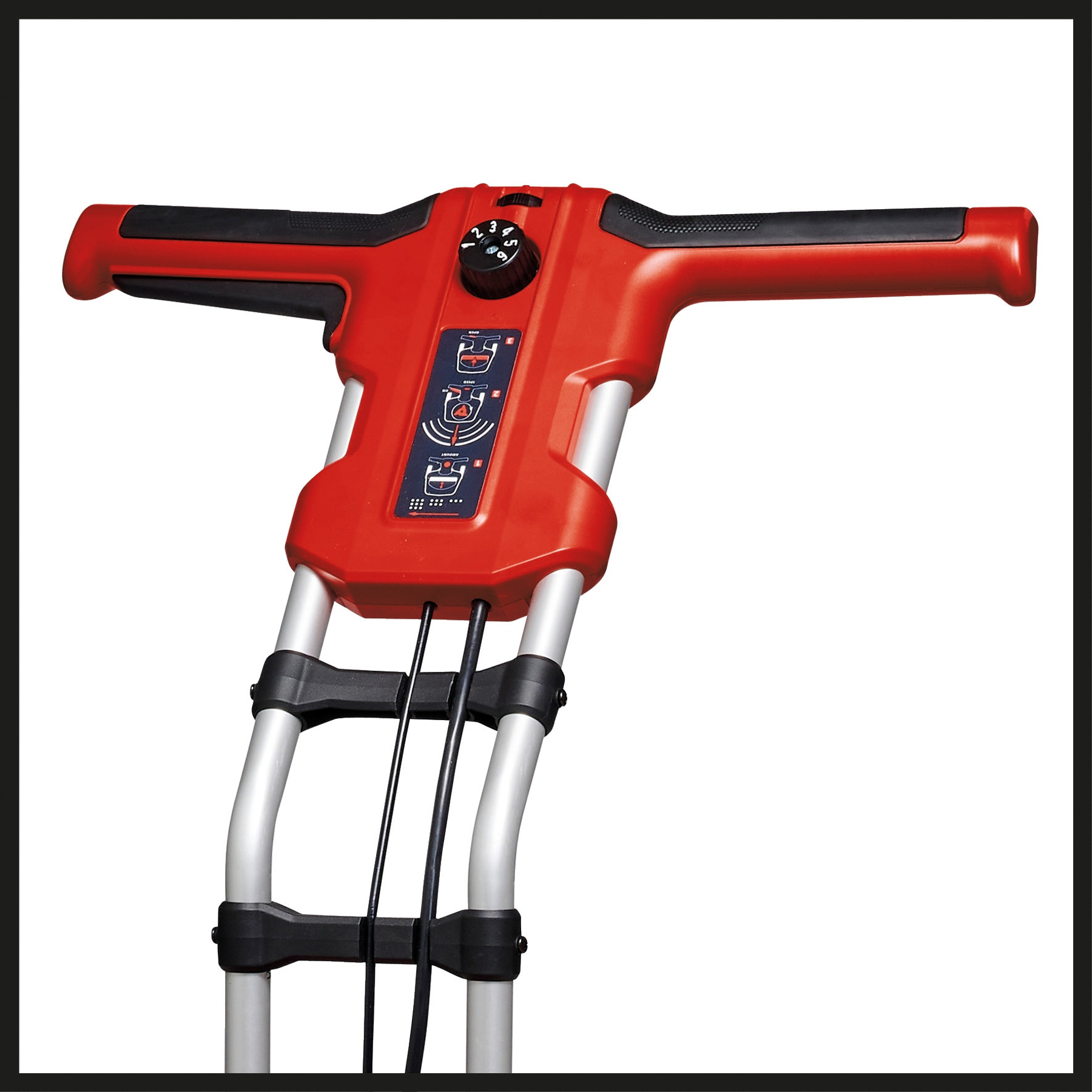 Czerwony i czarny uchwyt z elementami sterującymi. Srebrne słupy łączą się z czarną podstawą. Białe tło.