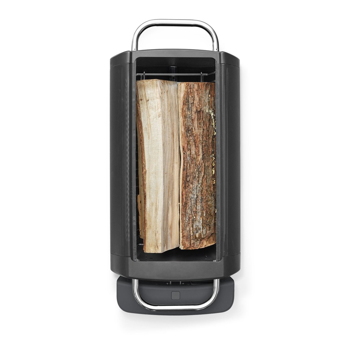 Czarny palenisko zewnętrzne z drewnem w środku. Ma uchwyt na górze i na dole. Białe tło.