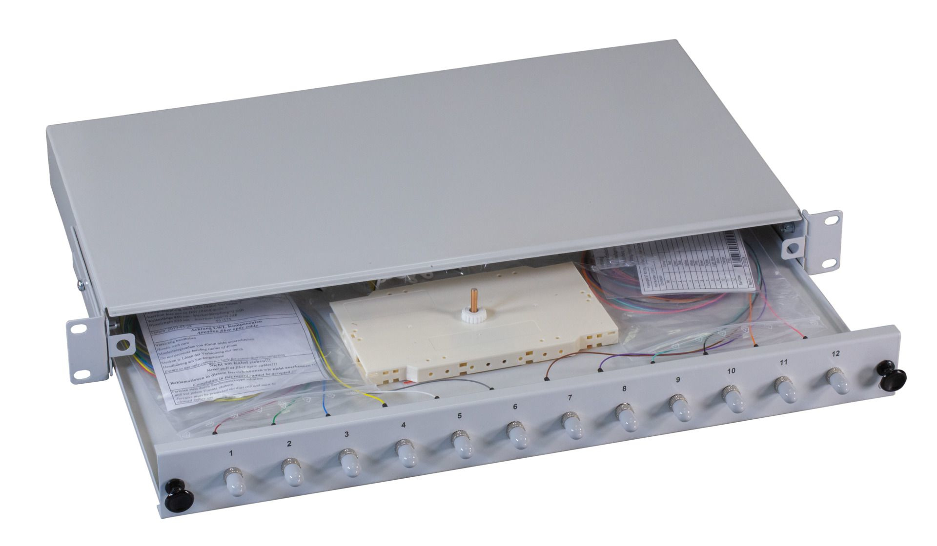 Una scatola di metallo grigio con un cassetto. Il cassetto è aperto, rivelando componenti e connettori.