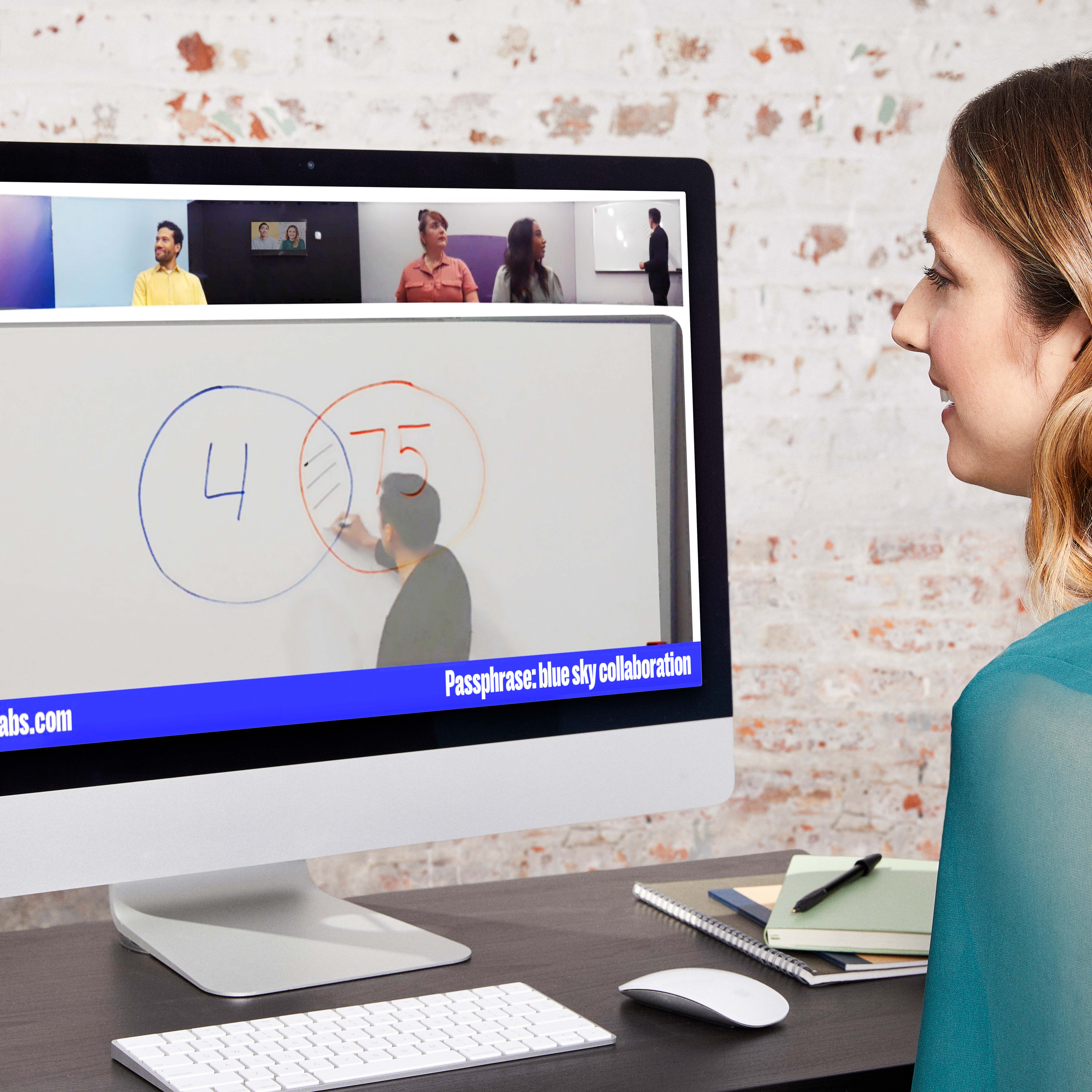 Frau sieht Videoanruf auf Computerbildschirm, Tafel mit Mathe-Diagrammen.