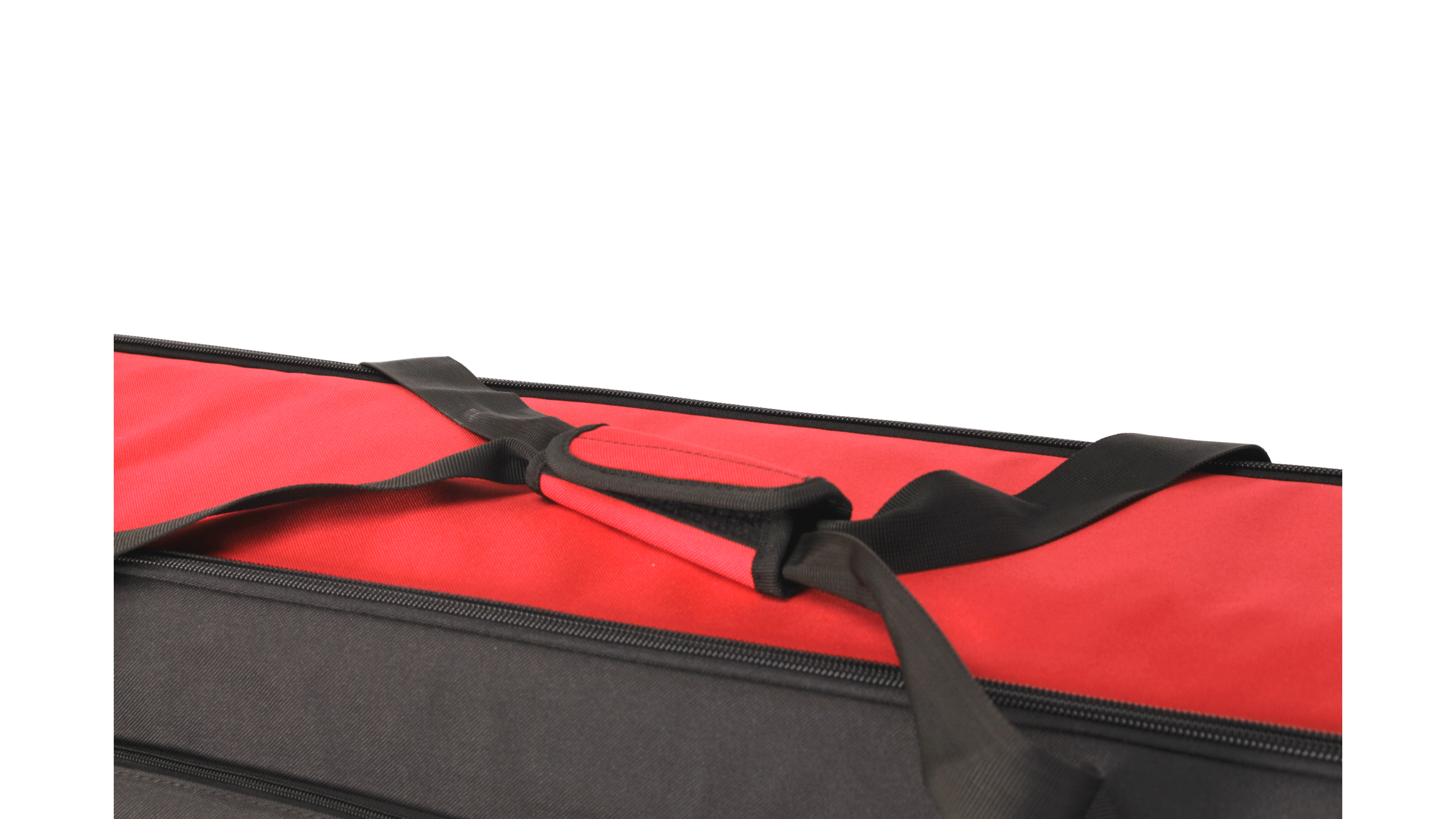 Primer plano del interior rojo de una bolsa negra. Se ve un asa.