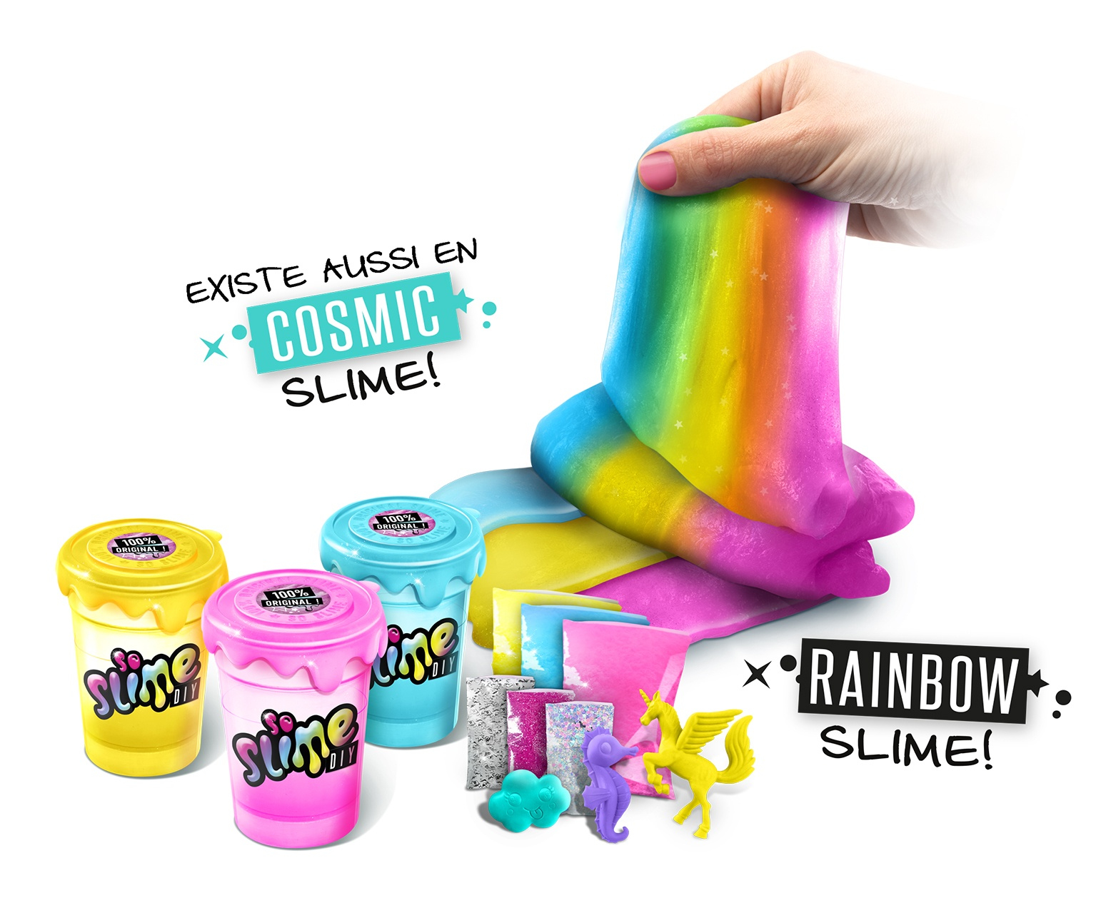 Ręka wylewająca tęczowy slime. Obok znajdują się małe pojemniki ze slime i figurkami zabawek.