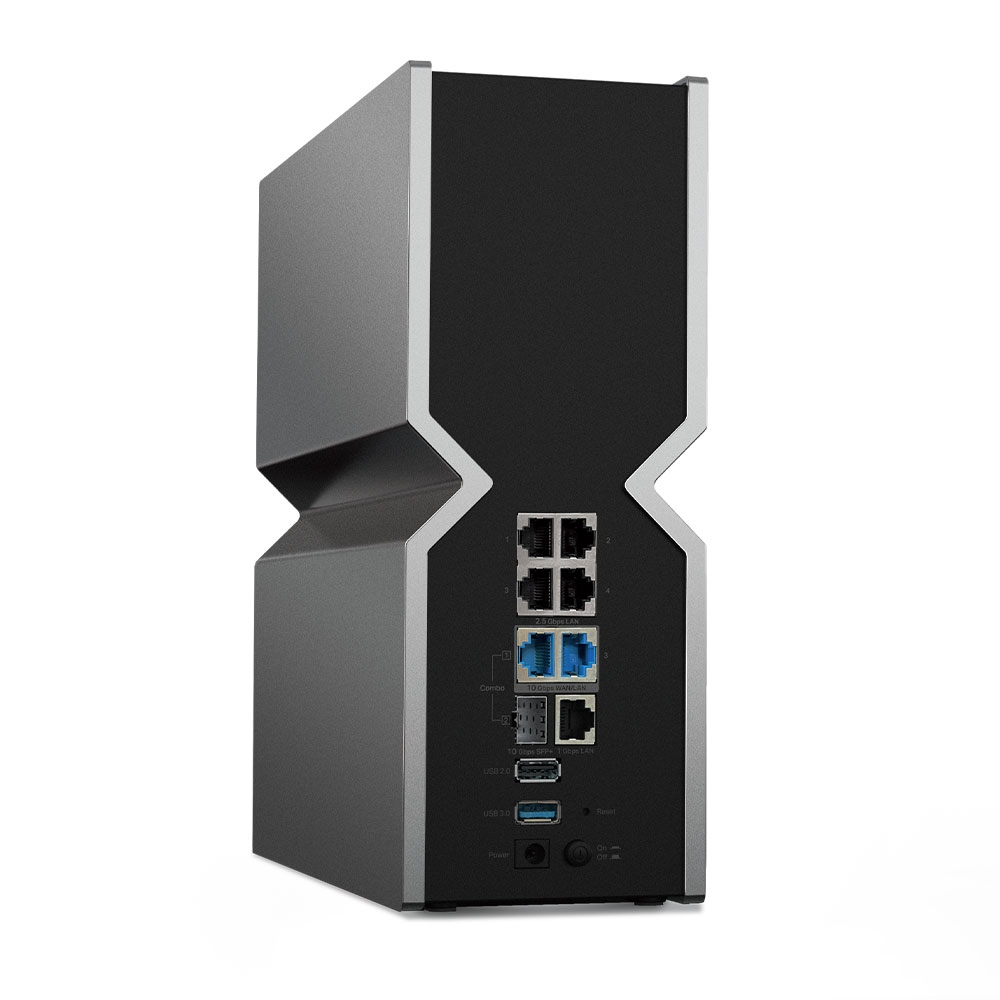 Czarne i srebrne urządzenie sieciowe z portami. Białe tło.