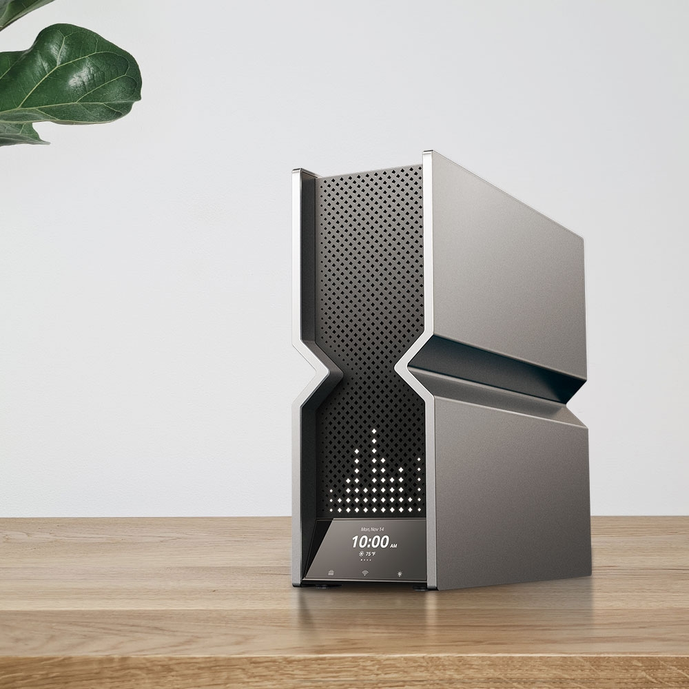 Szare i srebrne urządzenie sieciowe na drewnianym stole. Wyświetla godzinę.