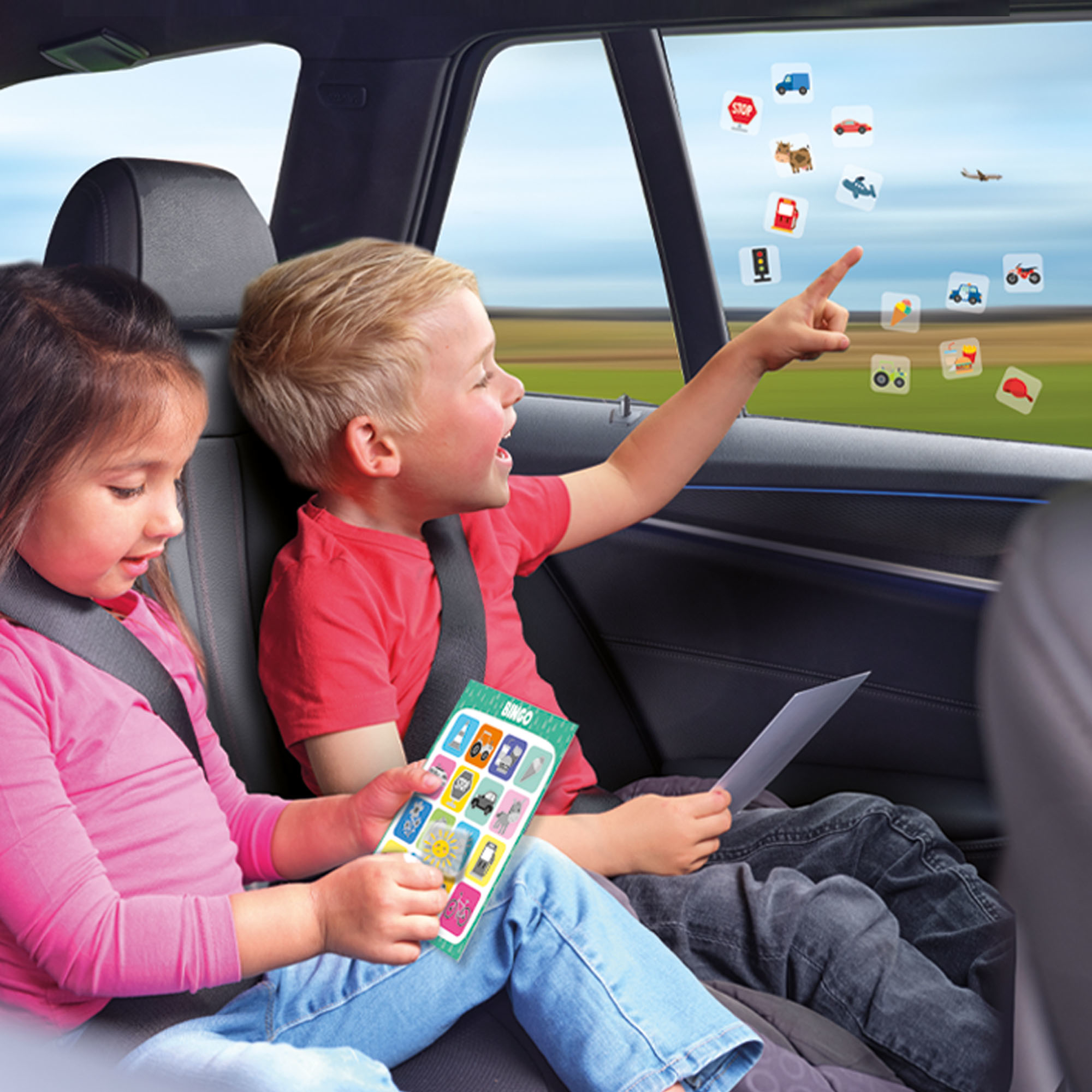 Kinderen in de auto wijzen naar het raam met auto-afbeeldingen, spelen auto-bingo.