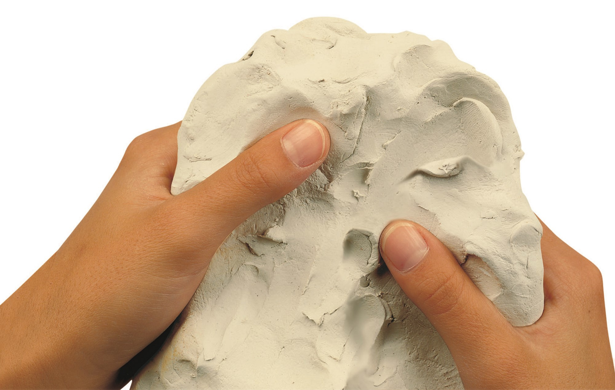 Dłonie trzymające bryłę jasno zabarwionej gliny. Glinka jest teksturowana i ma lekki odcień bieli.