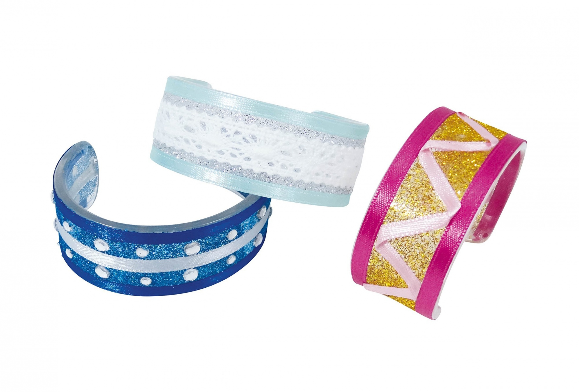 Trzy kolorowe bransoletki na białym tle. Są niebieskie, białe i różowe z dekoracjami.