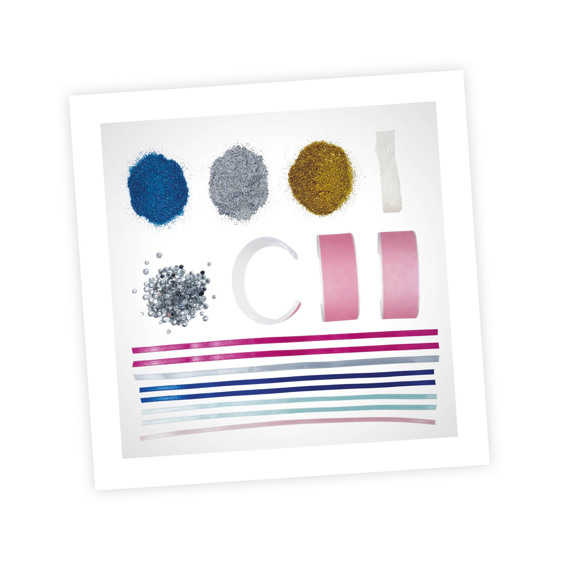 Brokat, koraliki, wstążki i inne materiały do rękodzieła na białej powierzchni.