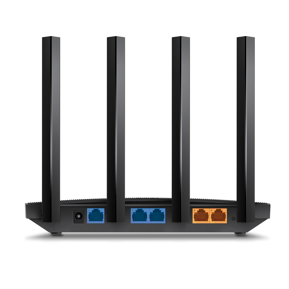 Zwarte router met vier antennes, poorten zichtbaar aan de achterkant.