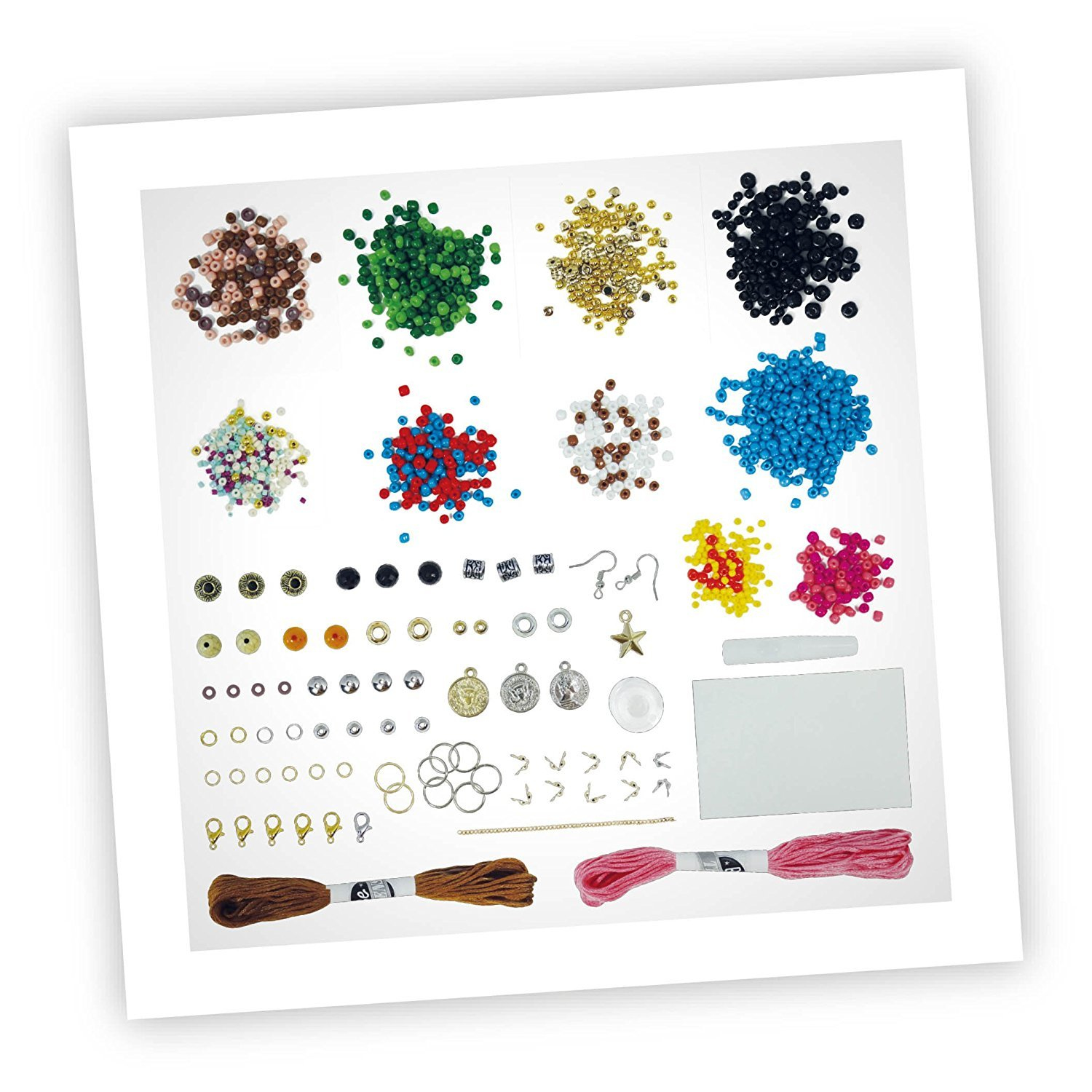 Kolekcja materiałów do rękodzieła, w tym kolorowe koraliki, nici i mała biżuteria, na białym tle.