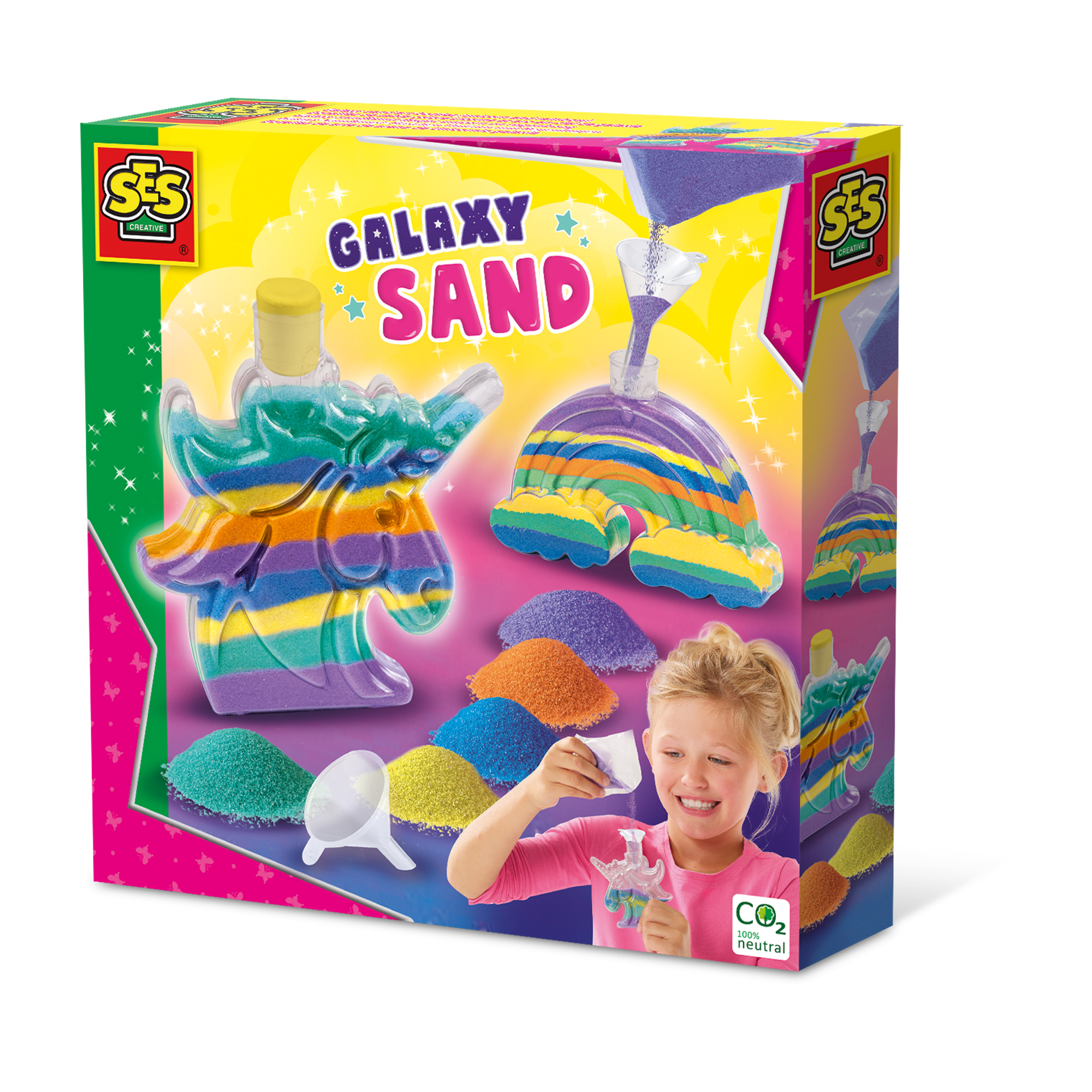 Zestaw Galaxy Sand w pudełku z dziewczynką. Zawiera piasek i formy.