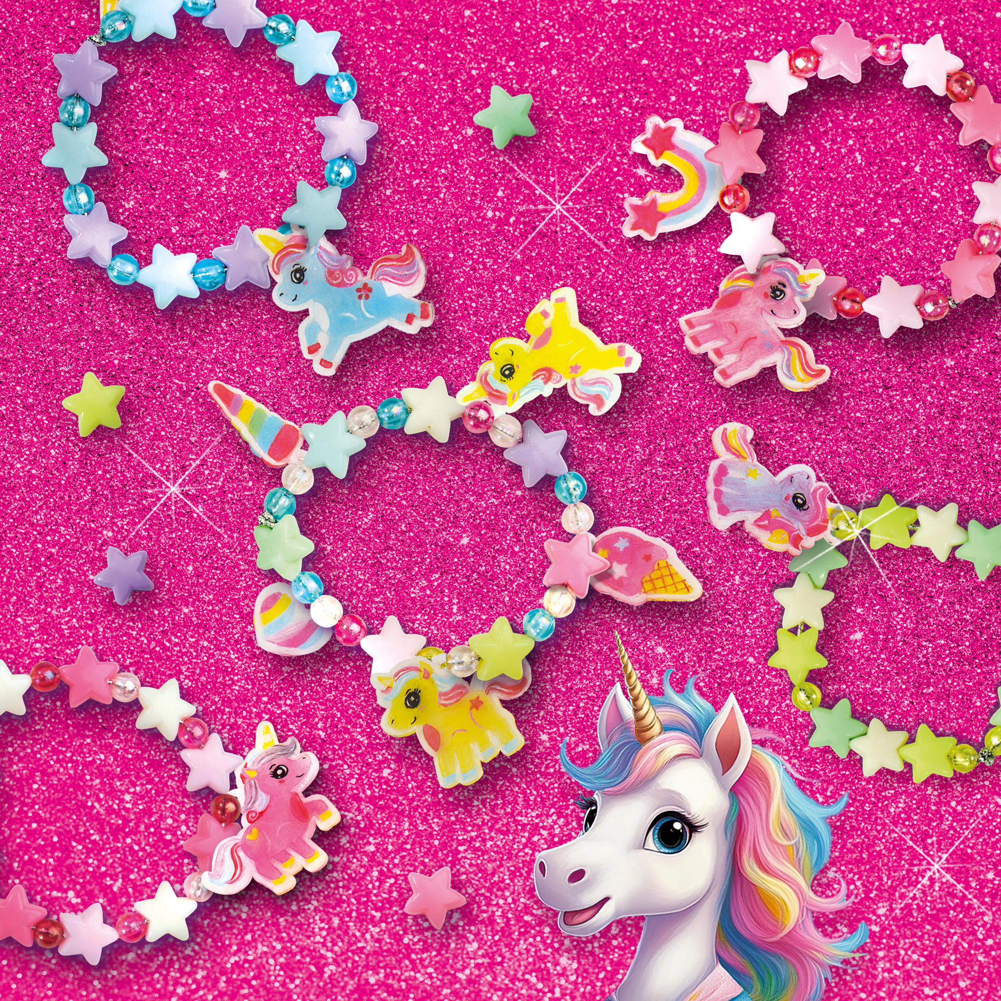 Sfondo rosa con perline a forma di stella, unicorni e arcobaleni, che formano braccialetti.