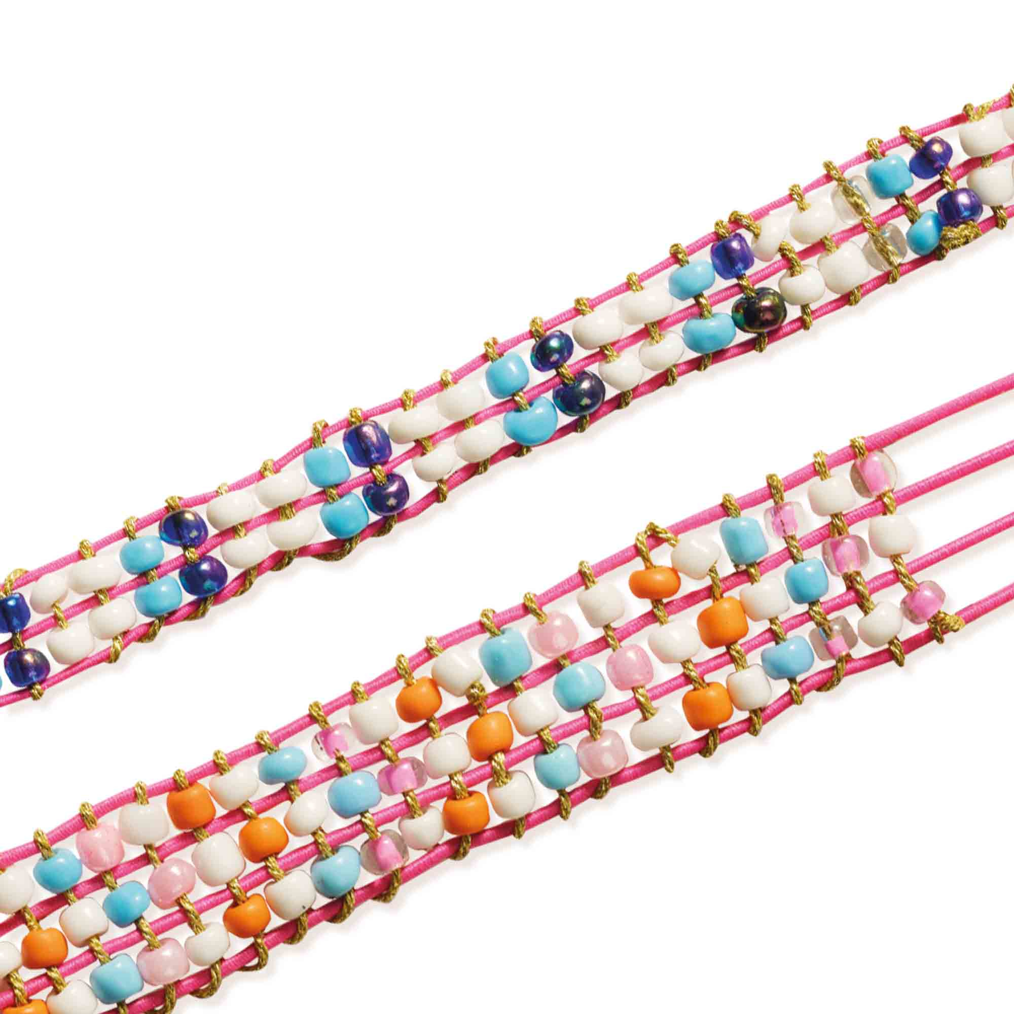 Zbliżenie na bransoletki z koralikami i różowymi sznurkami w różnych kolorach. Koraliki są białe, niebieskie i pomarańczowe.