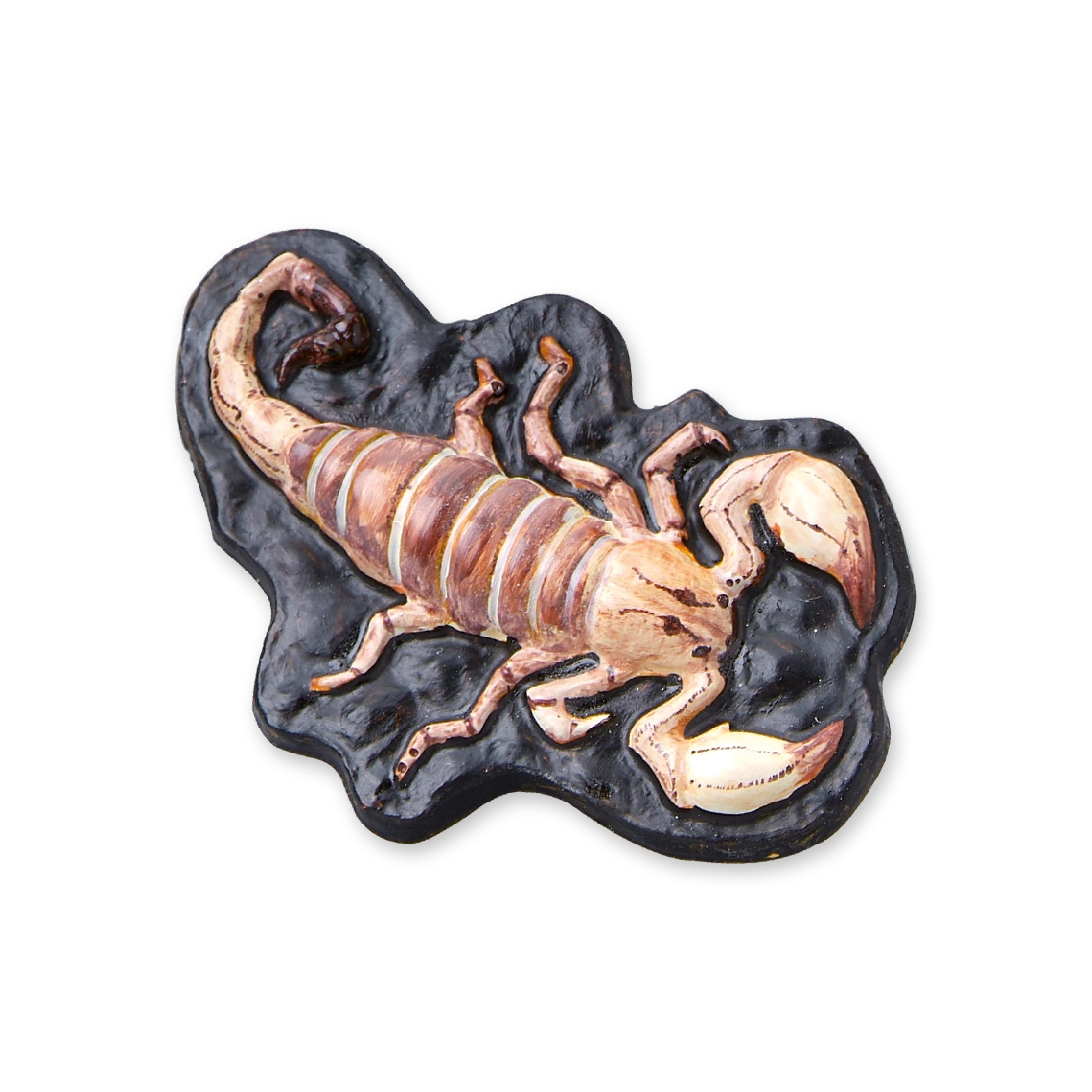 Figurka skorpiona na czarnej powierzchni, na białym tle. Skorpion jest szczegółowy.