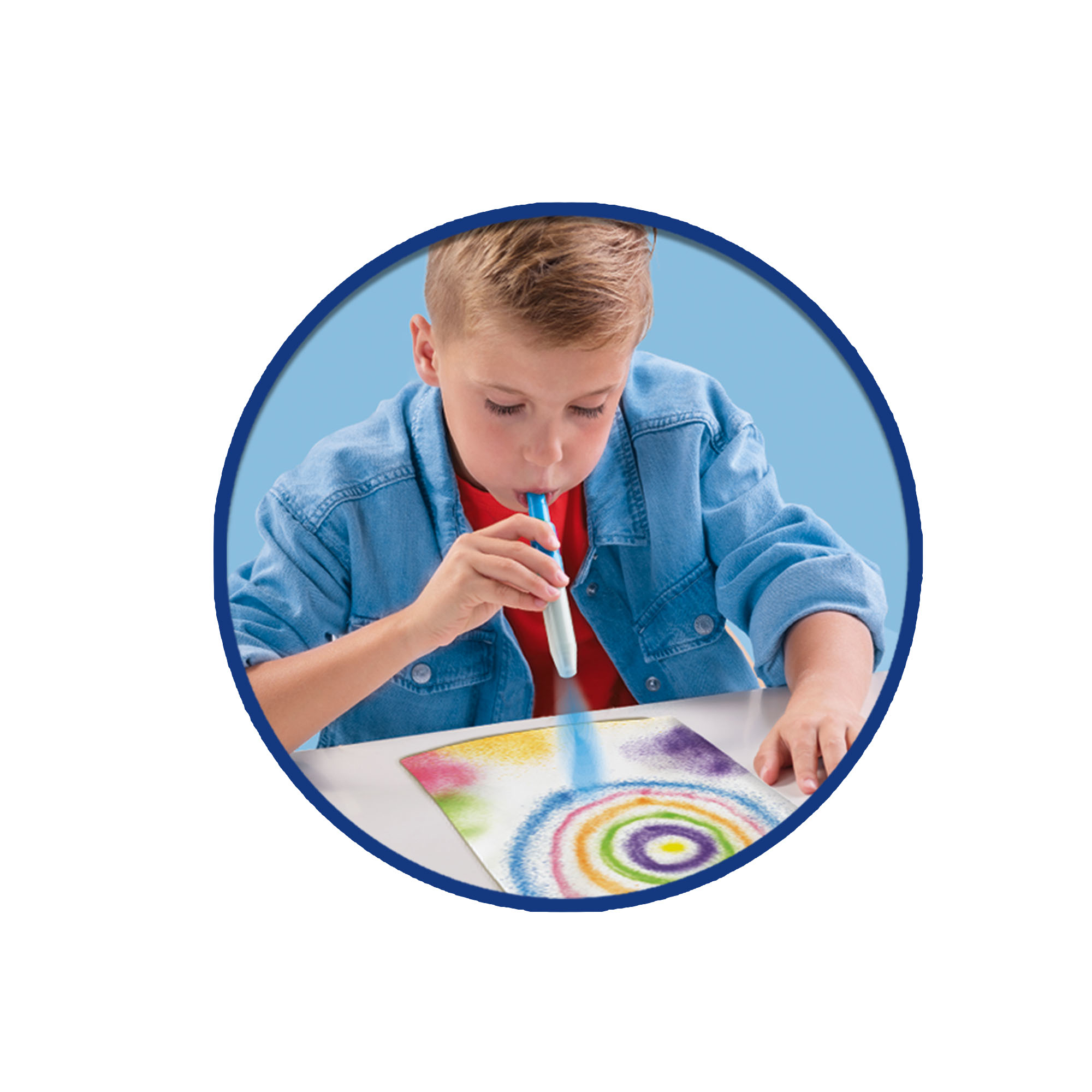 Mały chłopiec wdmuchuje powietrze w długopis, aby pokolorować rysunek z koncentrycznymi okręgami w wielu kolorach.