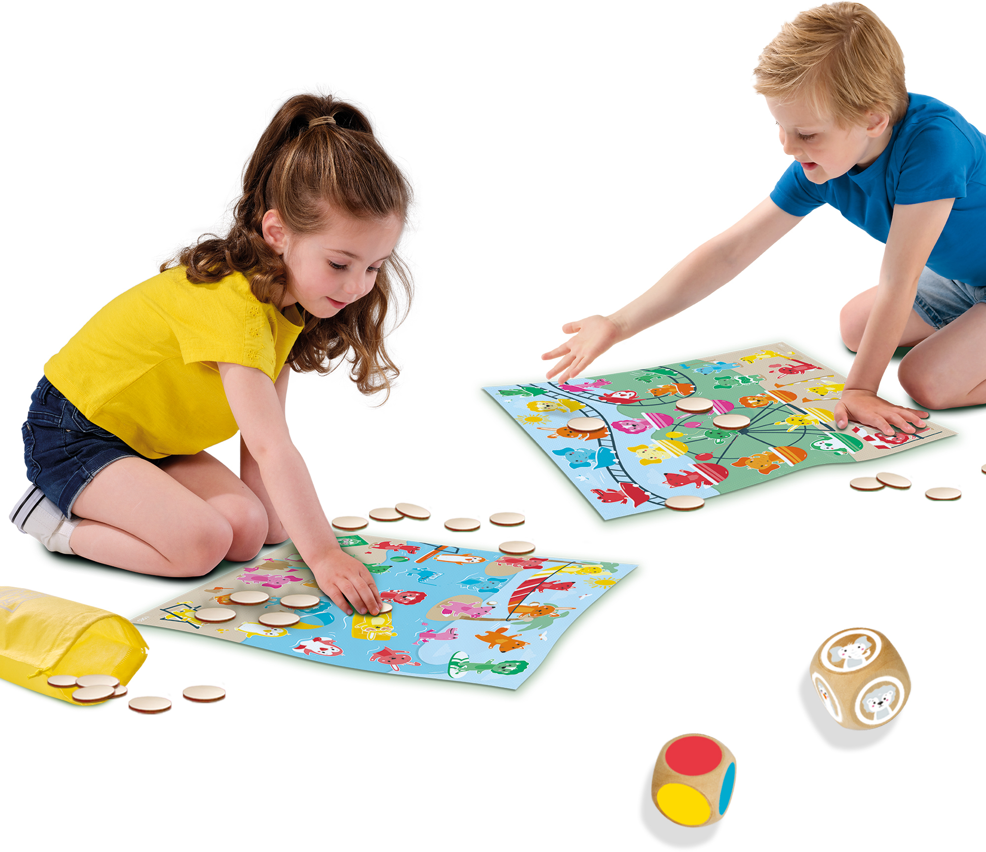 Due bambini giocano a un gioco da tavolo con cartelle bingo animali, gettoni di legno e dadi. La scatola è sullo sfondo.