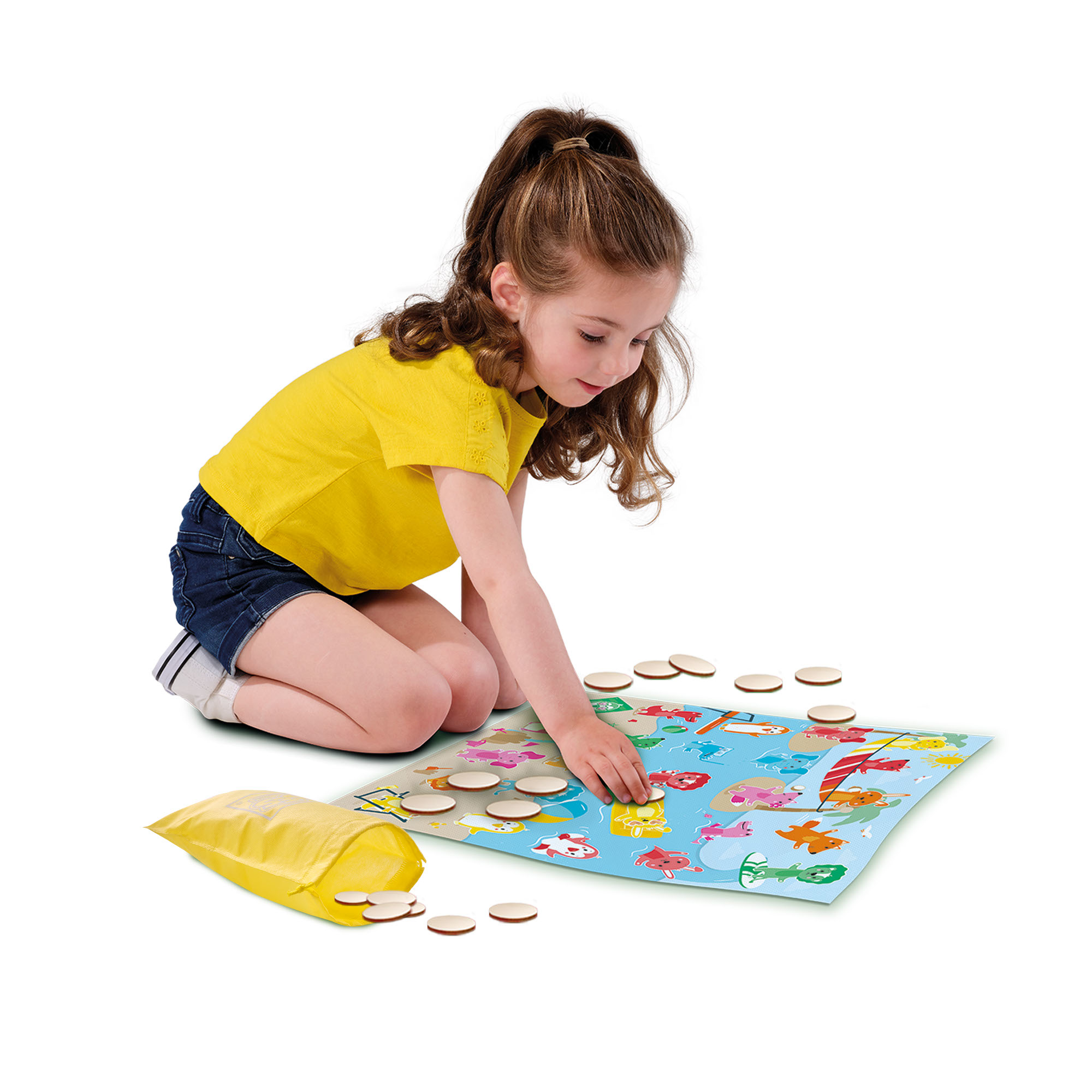 Ragazza sul pavimento che gioca a un gioco di mappe con monete di legno. La mappa mostra vari paesi e animali.