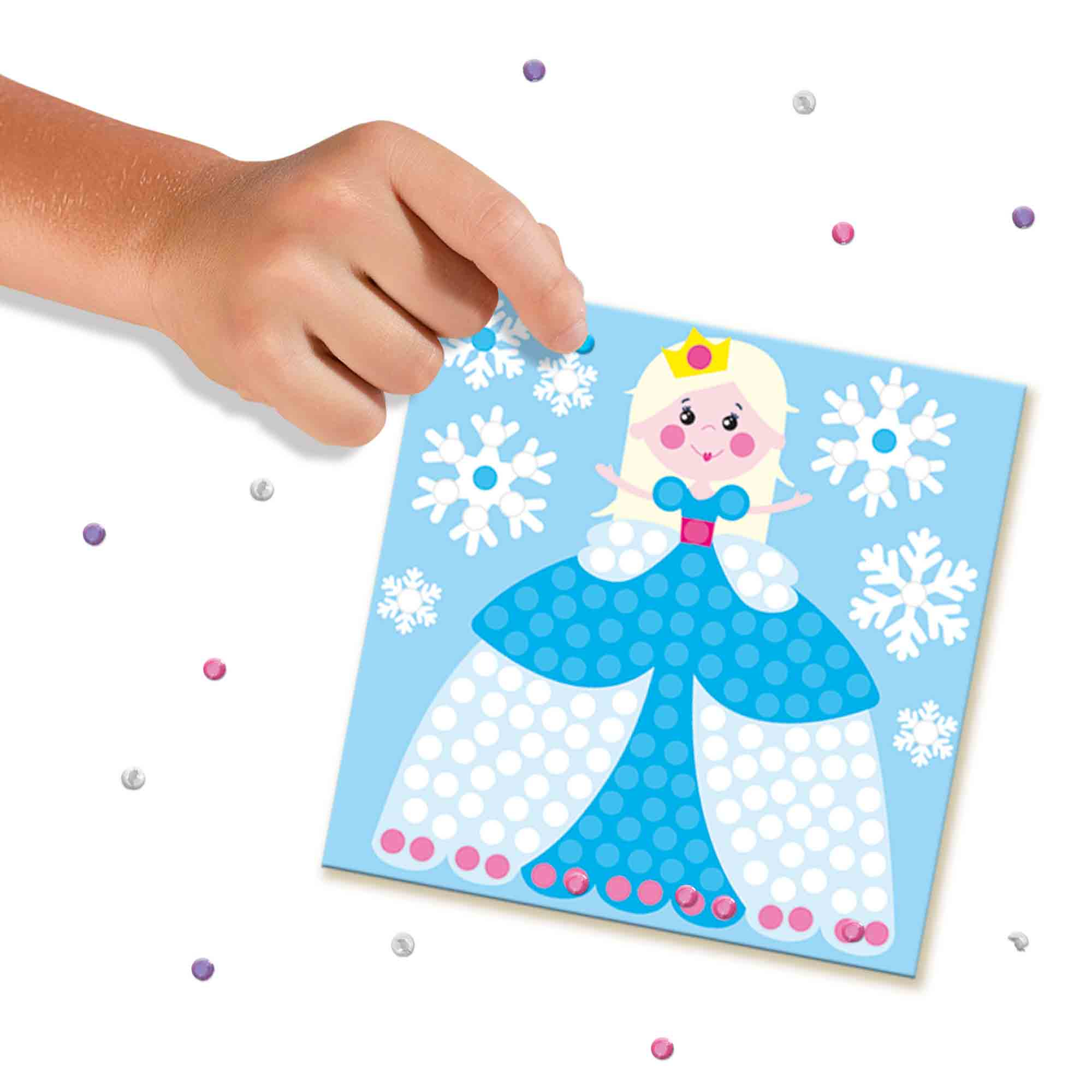 Ręka dziecka nakłada kropki na niebieską ilustrację księżniczki, z płatkami śniegu i cekinami dookoła.