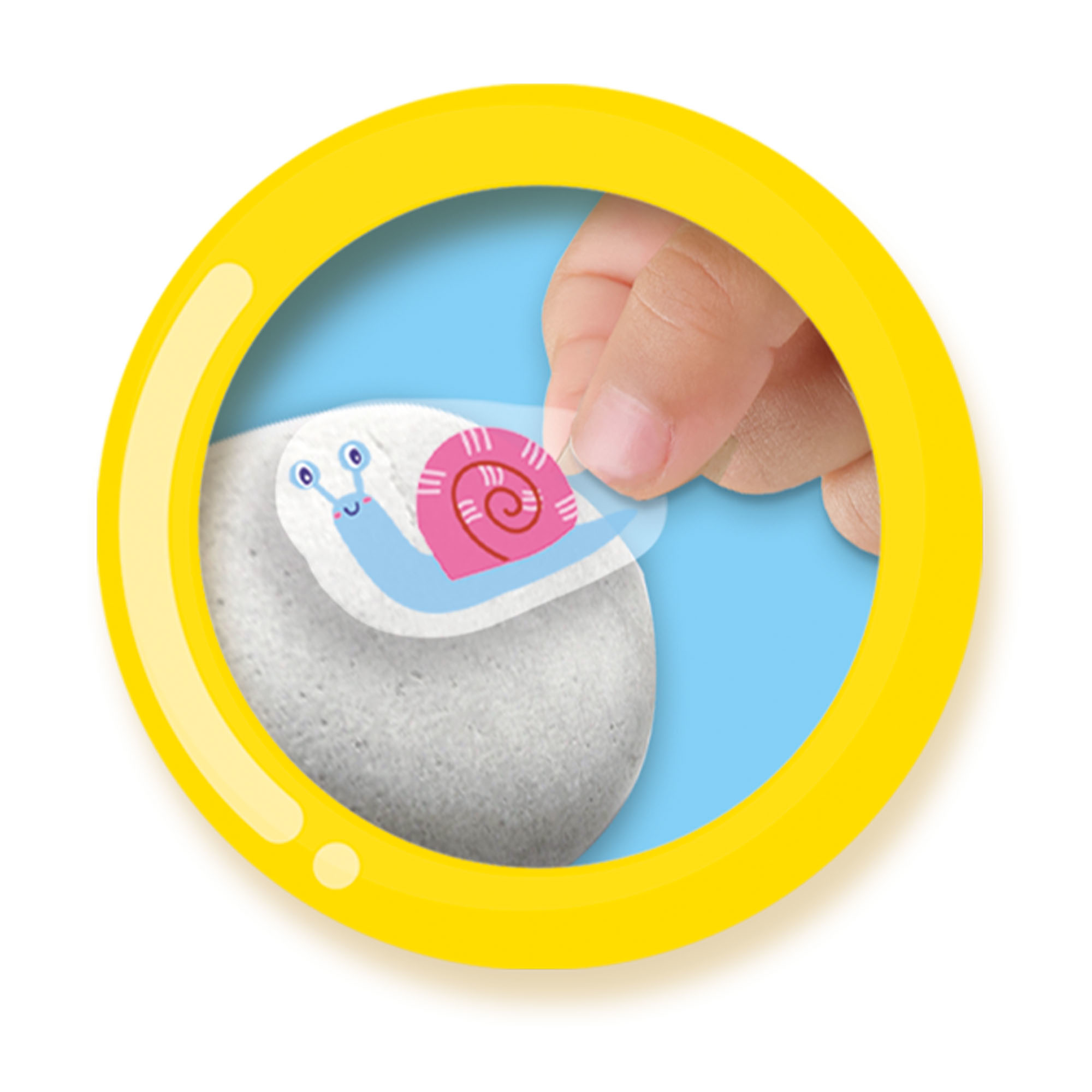 Dłoń naklejająca naklejkę ślimaka na kamień.