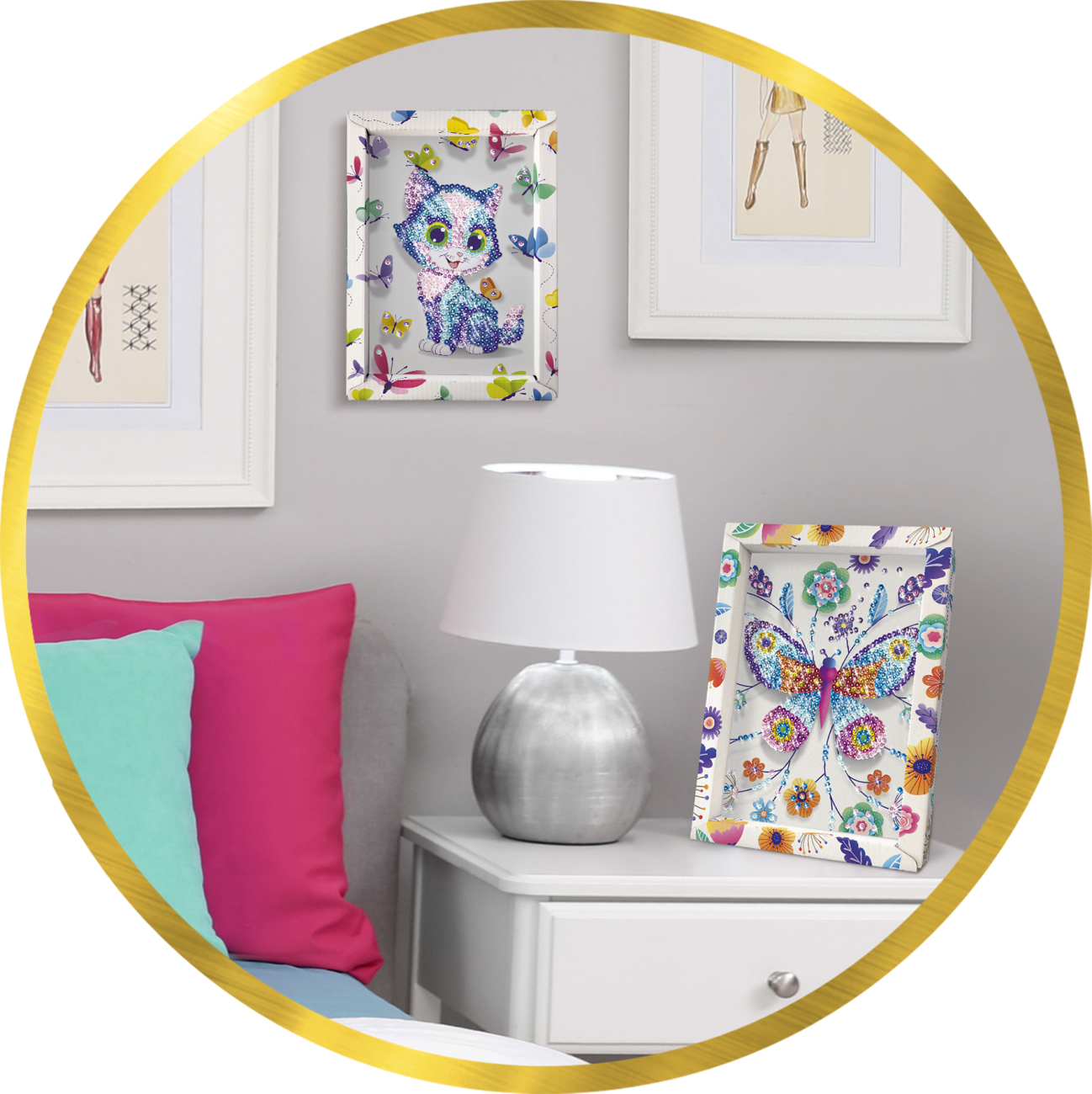 Scena sypialni z grafiką na ścianie, lampą i stolikiem nocnym. Widoczne są również dekoracyjne oprawione obrazy i kolorowe poduszki.