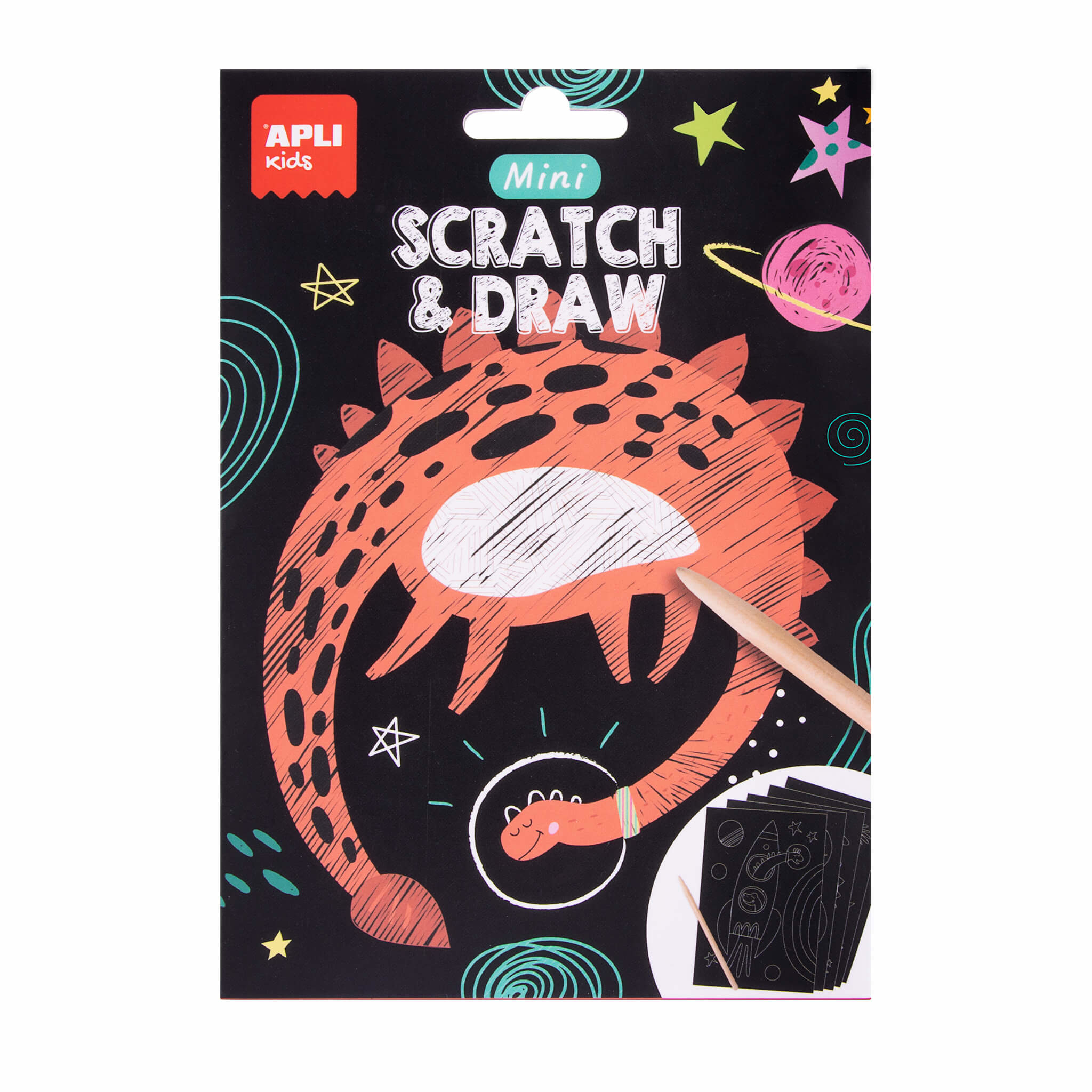 Ein schwarzes Kratz- und Zeichenkunstset mit einem Monsterdesign. Eine Hand hält ein Holzwerkzeug.