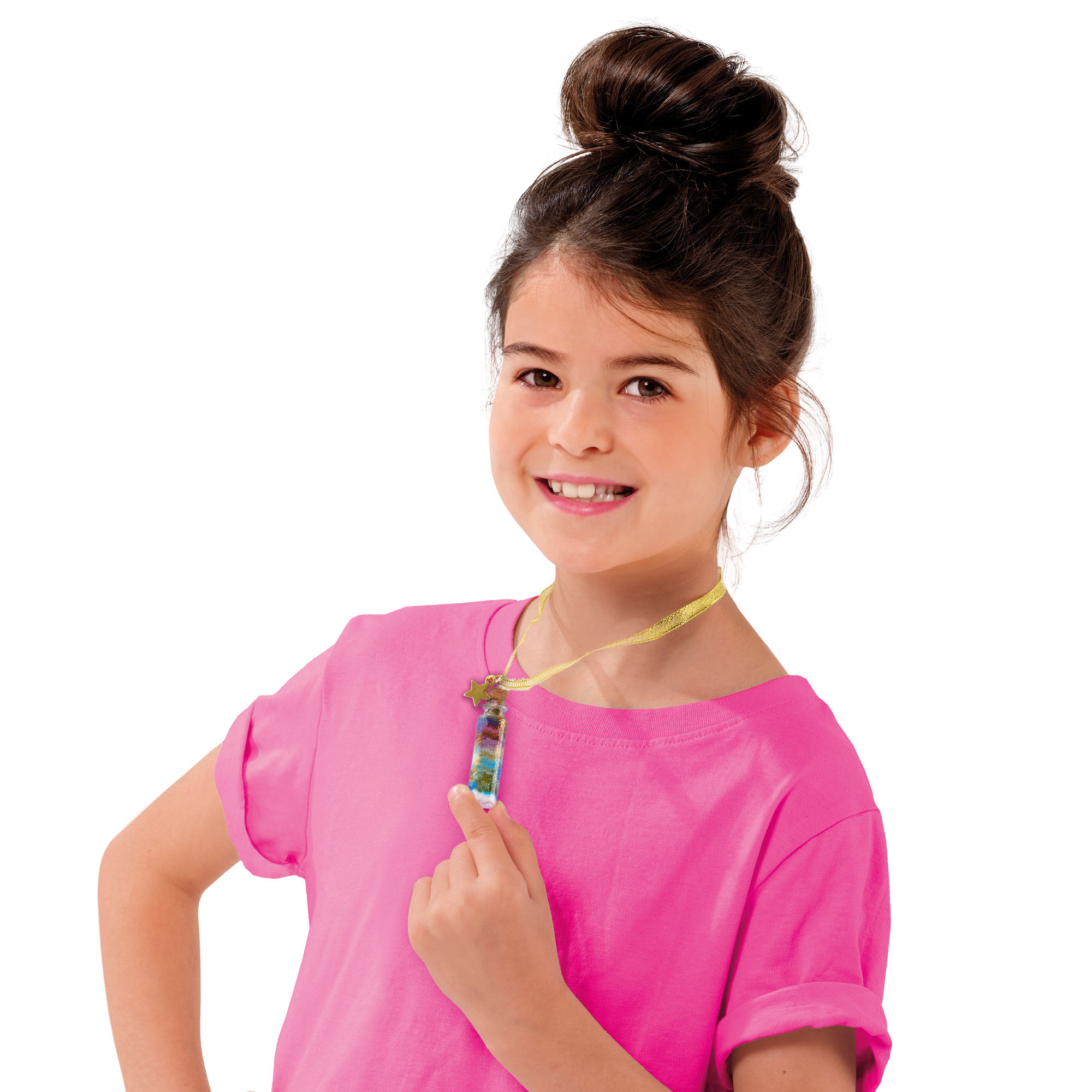 Młoda dziewczyna trzyma kolorowy naszyjnik, uśmiecha się do kamery, różowa koszulka.